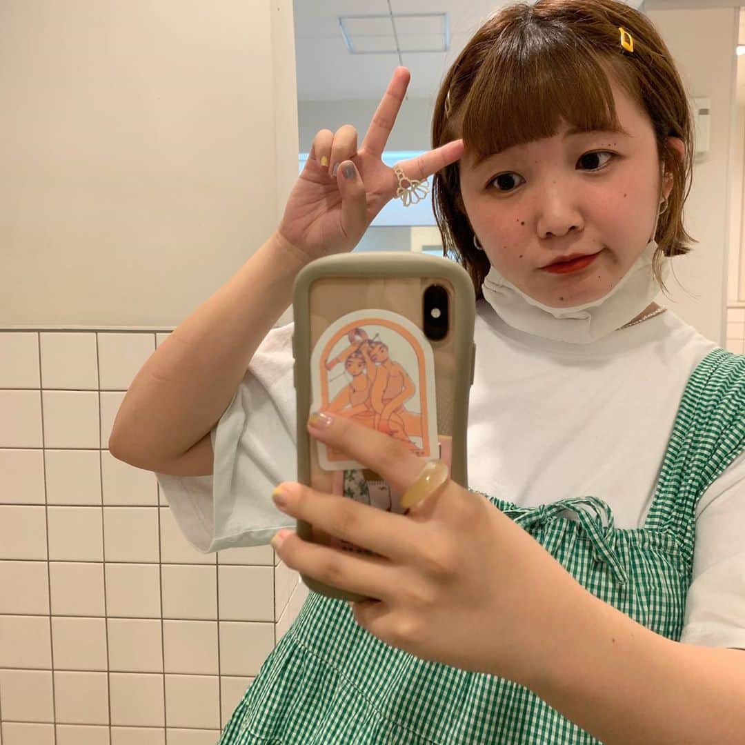 HONOKAのインスタグラム：「.〻  今日のほのさん✌🏻✌🏻 2枚目のポーズふにゃふにゃ😗笑  前髪伸びて来ましたねぇ…(早)」