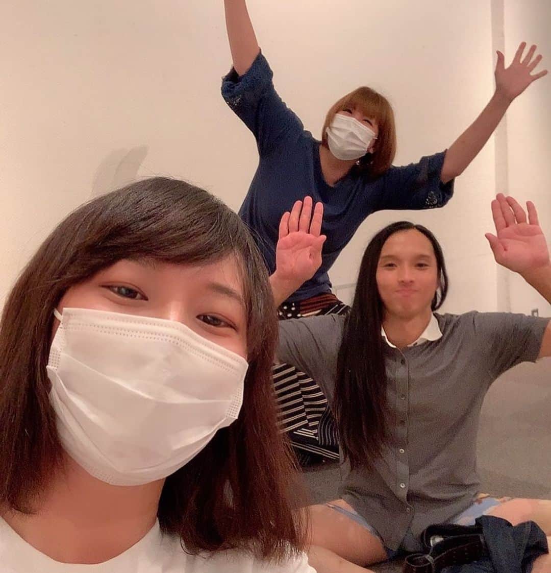 小田島沙知（かぎしっぽ）のインスタグラム：「久しぶりにトム・ブラウンさんとライブ一緒だったー！うれぴよ！ お二人の着替え中にパシャリw セクシーショットをお届けします(￣∇￣) ケイダッシュステージをクビになったオオシロ大魔神とも一緒だった！ ただのいい奴！  #トムブラウン　さん #オオシロ大魔神 #かぎしっぽ #ケイダッシュステージ #地下ライブ #セクシーショット」