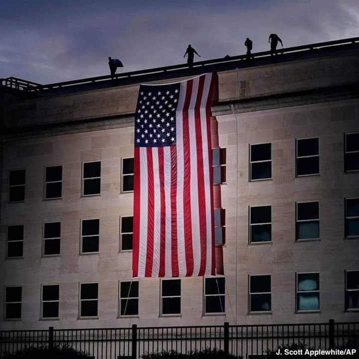 ABC Newsさんのインスタグラム写真 - (ABC NewsInstagram)「A large American flag is unfurled at the Pentagon ahead of ceremonies honoring those killed in the attack on September 11, 2001. #pentagon #september11 #neverforget」9月11日 23時16分 - abcnews