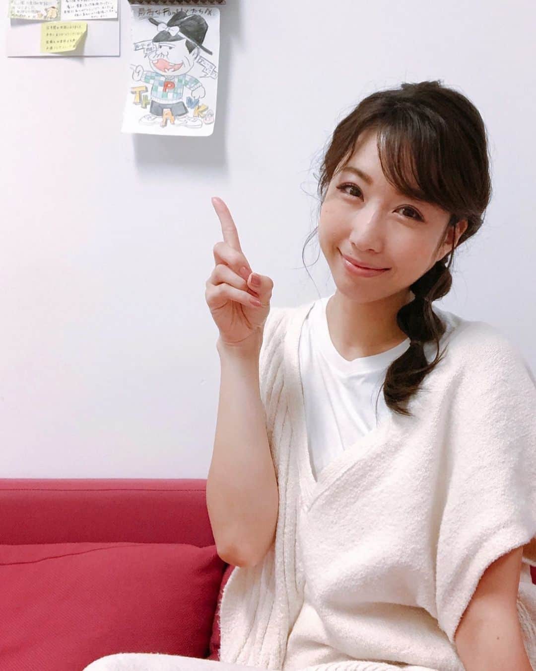 崎本ゆかりのインスタグラム：「. 長丁場だったけど 楽しい1日でした！ 最後は仲良しHMのやっちゃんに🍡ヘアにしてもらって P画伯のバカボンと記念撮影😝🤪 お疲れ様でした✴︎ . . #🍡#hairstyle#hairmake#P画伯#バカボン #お仕事#モデル#撮影#テレビ#qvcjapan#感謝」