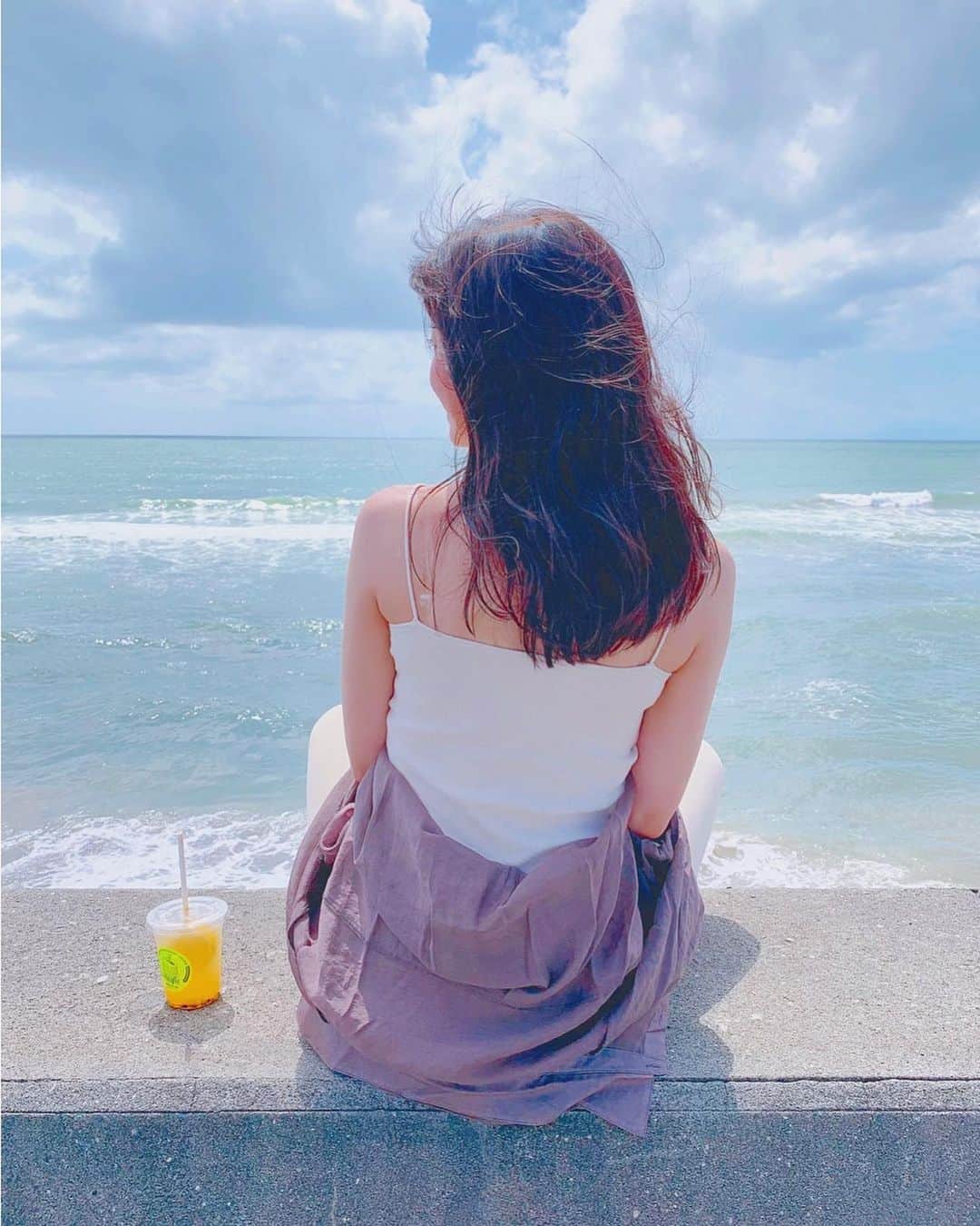 のインスタグラム：「8年以上ぶりの江ノ島🌊☀️ . . #pacificdrivein 横のワゴンでレモネード🍋買って海を眺める……🌈風の写真ですが、日差しと風が強くてそれどころじゃなかった裏話。🙊🙊目が開けられないので後ろ姿写真💮 . . 秋服を、、と思って #シアーシャツ 羽織ってたけど暑すぎました。早く秋来て。🙊🙊 . . #江ノ島 #パシフィックドライブイン #鎌倉 #七里ヶ浜 #enoshima #kamakura #lemonade #秋コーデ #シアーシャツコーデ #海 #鎌倉カフェ #江ノ島カフェ #カフェ巡り #レモネード #レモネード専門店 #cafestagram #秋服 #秋服コーデ」