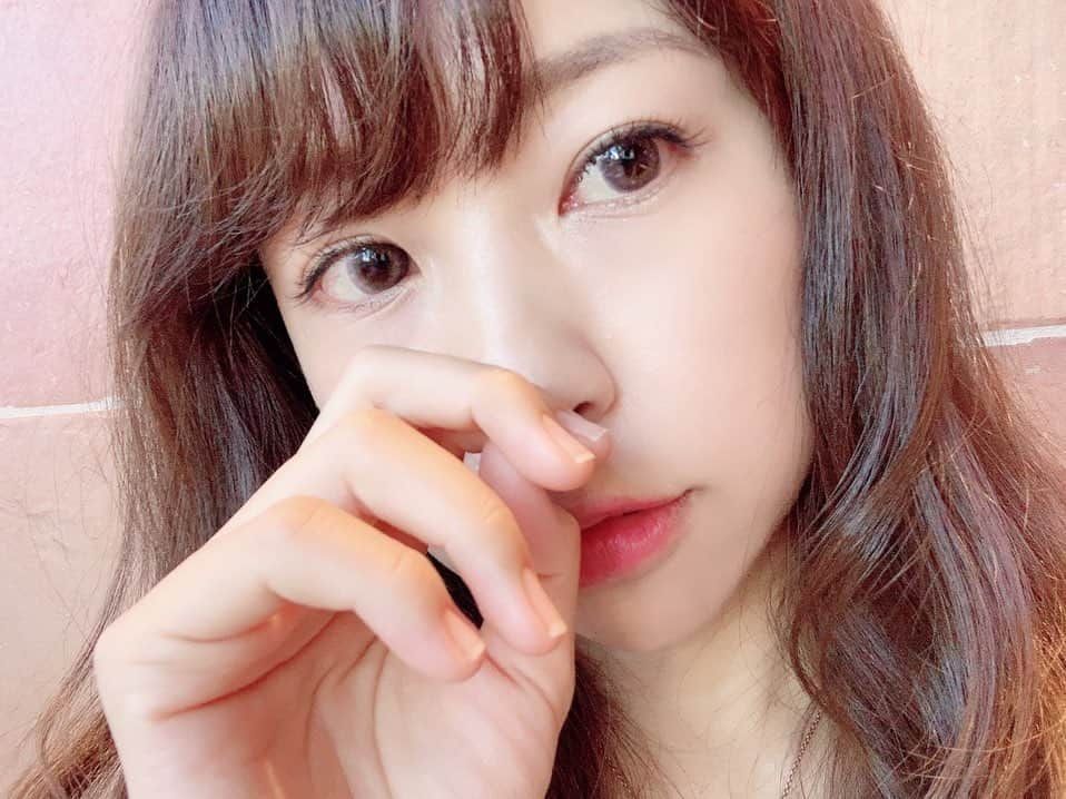 こままりえさんのインスタグラム写真 - (こままりえInstagram)「𝑇𝑂𝑃𝐴𝑅𝐷𝑆 💎  指原莉乃さんプロデュースの カラコン「TOPARDS」 宝石箱に入っているみたいで 開ける時からテンション上がった🥺✨✨ . 着色直径が大きすぎないから 自然に盛れるし私の年代には こういうのありがたい👏😌 . ■ Pearl Cats Eye （ パールキャッツアイ ）  ■ Grege Quartz （ グレージュクォーツ ） ■ Amethyst （アメジスト）※モアコンタクト限定カラー  ■ Citrine （シトリン）※クイーンアイズ限定カラー  . 特に私はフチにぼかしが綺麗な Amethyst （アメジスト）がお気に入り💠 . #TOPARDS #トパーズ#カラコン#指原カラコン #topards_pr #カラコンレポ #ハーフ目 #カラコン #カラーコンタクト #メイク #アイメイク #カラコンレポ #メイク動画 #pia #colorcontact #colorcontacts #メイク #kbeauty #beauty #ワンデーカラコン #メイク動画 #렌즈 #메이크업 #eotd #motd #指原莉乃 #さっしー #新作 #ナチュラルカラコン #色素薄い系カラコン #花のある幸せ時間」9月11日 23時21分 - komamarie