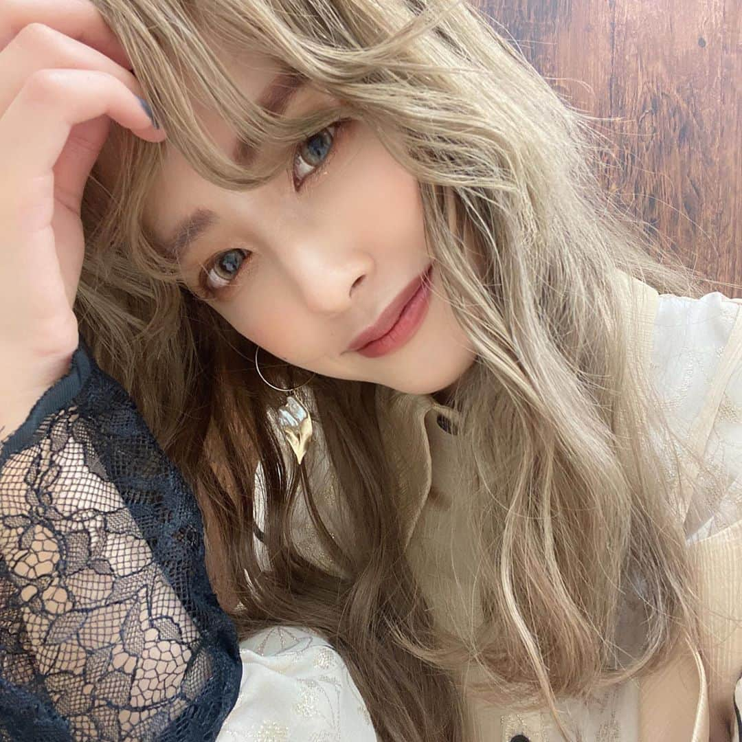 夏焼雅さんのインスタグラム写真 - (夏焼雅Instagram)「10/7発売PINK CRES.3rd mini ALBUM 『Soleil』の衣装よ〜🌞♡﻿ 今日は撮影の一日でした♪﻿ ﻿ Soleilのジャケ写は既に公開されてるので、まだ見てない方はpinkのofficialサイトなどでチェックしてみてくださいね〜！！﻿ ﻿ ちなみにジャケ写撮影の時はBobだったんだけど、﻿ longにしてから初めてこの衣装着てみました🤎﻿ ﻿ どおかな？いい感じ？﻿ ﻿ あっ…ほぼ顔だった…。笑 全身見えてなくてごめ〜ん😂 次この衣装着るタイミングで全身も撮っておくね♡﻿ ﻿ #pinkcres.﻿ #minialbum ﻿ #album #みやフク」9月11日 23時21分 - miyaaa0825