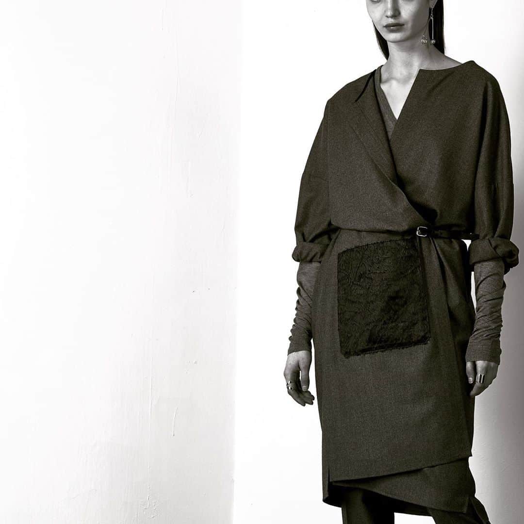 のインスタグラム：「#jeanpaulknott #brussels #belgiumdesign #minimaldesign #maxicardigan #greyflannel #leatherbelt #couturecollection #madetoorder #silkwoolknit #roundneck #」