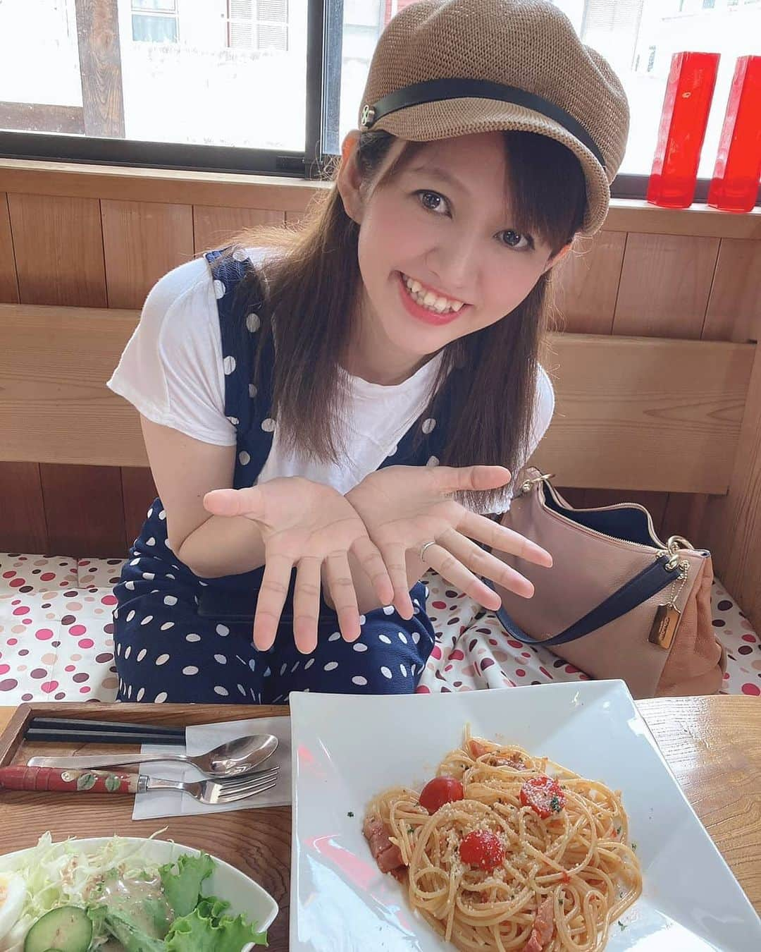 岩野理沙さんのインスタグラム写真 - (岩野理沙Instagram)「佐伯グルメ  モカ珈琲へ😋♥️  店内に入った瞬間珈琲のいい香りに包まれました☕  食事から、スイーツ、ドリンクも充実していますよ☺️  お庭には素敵なバラ園も🌹  バラの季節には、素敵なバラを見ながら 食事を楽しむことができますよ🥰  #白いモンブラン　#モンブラン　#佐伯グルメ　#モカ珈琲　#自家焙煎 　#珈琲　#coffee #バラ　#バラ園　#パスタ　#ハンバーガー　#メロンソーダ」9月11日 14時26分 - risaiwano