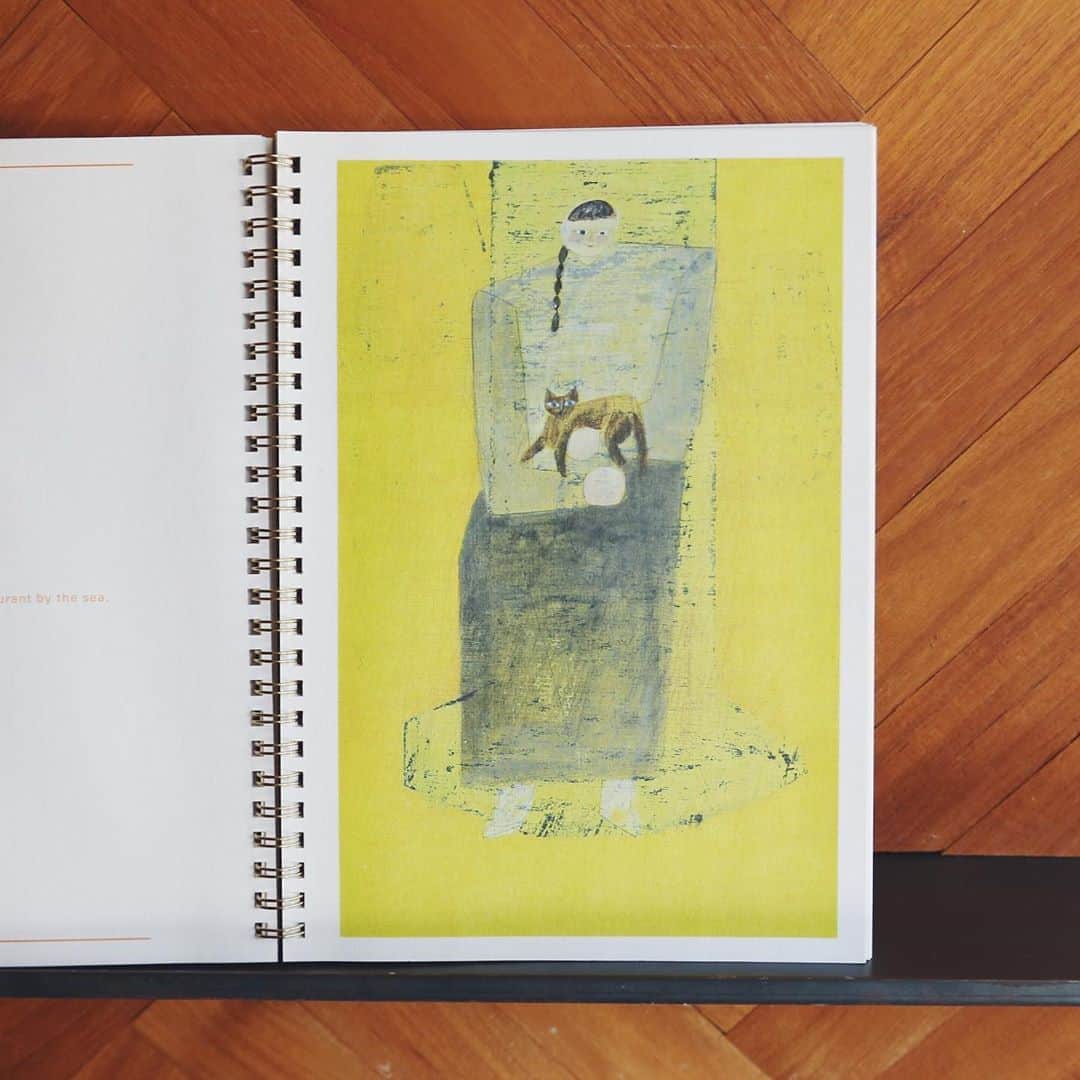 nostos booksさんのインスタグラム写真 - (nostos booksInstagram)「◯再入荷『窓辺の自己紹介／椎木彩子』﻿ ﻿ 美術作家でイラストレーターの、椎木彩子さん @saikoshiiki_ による作品集が再入荷しました。﻿ 本書は2019年に、匿名で穴埋め式の詩をあつめる「窓辺の自己紹介」という活動からうまれた、詩と絵の対話のような作品を掲載したもの。﻿ ﻿ 造本は、好きな作品を表紙にして飾ることができるように、またゆっくりとページをめくる所作にも繋がってほしいという想いから、リング製本仕様に。デザインは浦川彰太さん @uraraaa1 によるものです。﻿ ﻿ そろそろ厳しい暑さも和らいで、秋の香りがしてきました。そんな季節の変化にあわせて、飾る絵を変えていくのも楽しいと思います。﻿ ﻿ ﻿ 商品ページは［商品タグ］からご覧ください。﻿ -------------------﻿ 現在実店舗は、土日祝のみの営業とさせていただいております。﻿ 休日は完全予約制ではありませんが、大変混み合いますので、ご来店の際はぜひ事前にご予約ください。﻿ 下記をご確認のうえ、オンラインストアの予約フォーム、またお電話やメールにてご連絡ください。﻿ ・ご来店日時﻿ （※混雑時はご利用時間を1時間とさせていただく場合がございます）﻿ 下記の時間帯からお選びください。﻿ 13〜14時﻿ 14〜15時﻿ 15〜16時﻿ 16〜17時﻿ 17〜18時﻿ ・ご予約名﻿ ・人数﻿ ・お電話番号﻿ ご予約はこちらから▼﻿ TEL：03-5799-7982﻿ Mail：﻿ info@nostos.jp﻿ ﻿ ---------------------」9月11日 14時27分 - nostosbooks