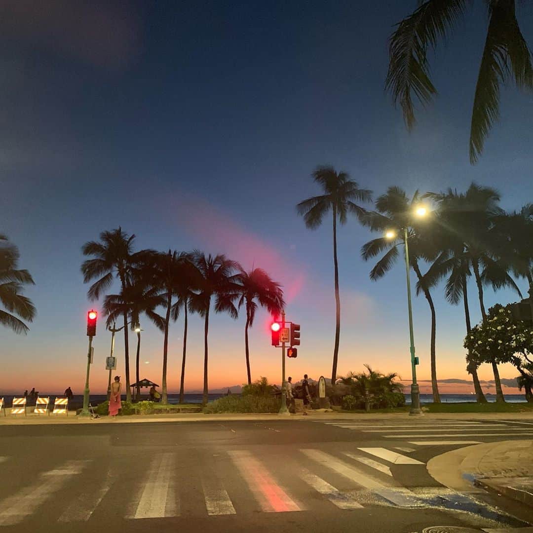 飯島寛子さんのインスタグラム写真 - (飯島寛子Instagram)「Sunsetの残光 余韻を楽しみたくて車でもう一度戻る #残光　#ハワイ夕焼け　#ワイキキ」9月11日 14時28分 - hirokoiijima