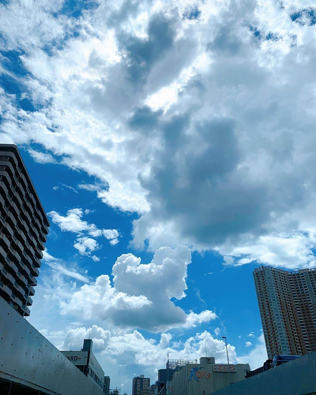 二宮愛のインスタグラム：「久しぶりに首都高走って、今日はラジオの収録。  空が芸術的！！！」