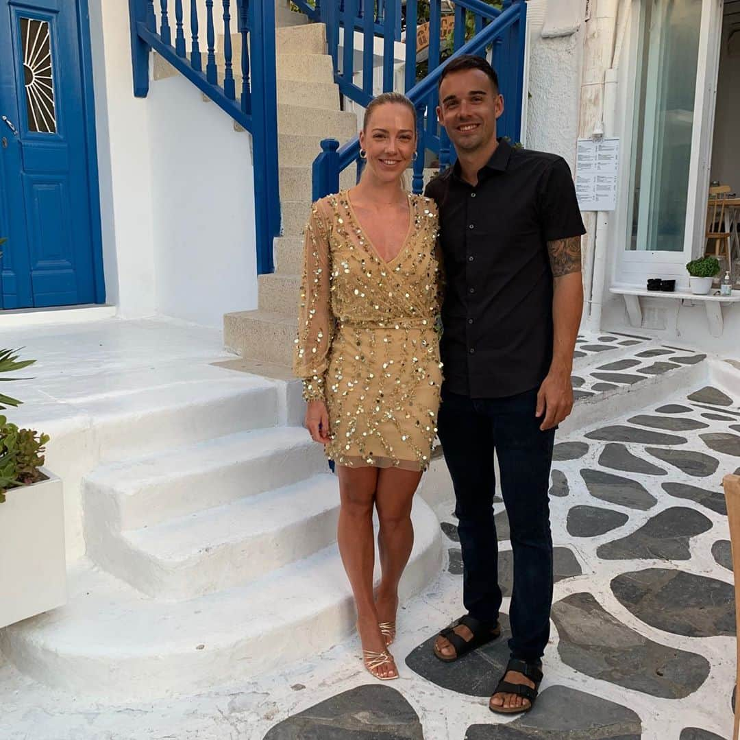 ガブリエル・アドコックのインスタグラム：「Beautiful turquoise waters idyllic blue & white streets & breathtaking sunsets #mykonos #goodtimes✨💫🥰💙」