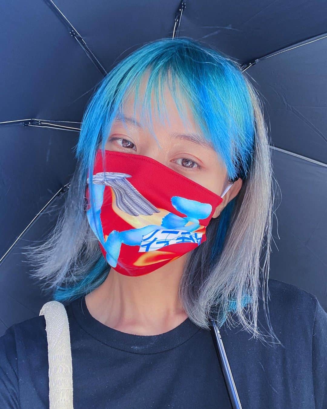 草野絵美さんのインスタグラム写真 - (草野絵美Instagram)「Goodbye quarantine hair and hello my new normal hair🧚‍♂️🧼💙 #bluebangs」9月11日 14時47分 - emiksn