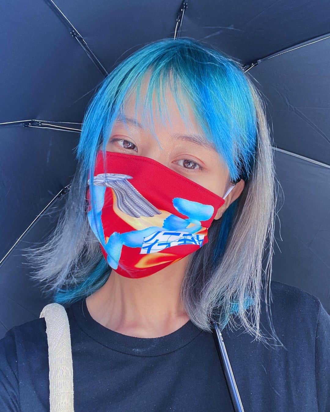 草野絵美のインスタグラム：「Goodbye quarantine hair and hello my new normal hair🧚‍♂️🧼💙 #bluebangs」