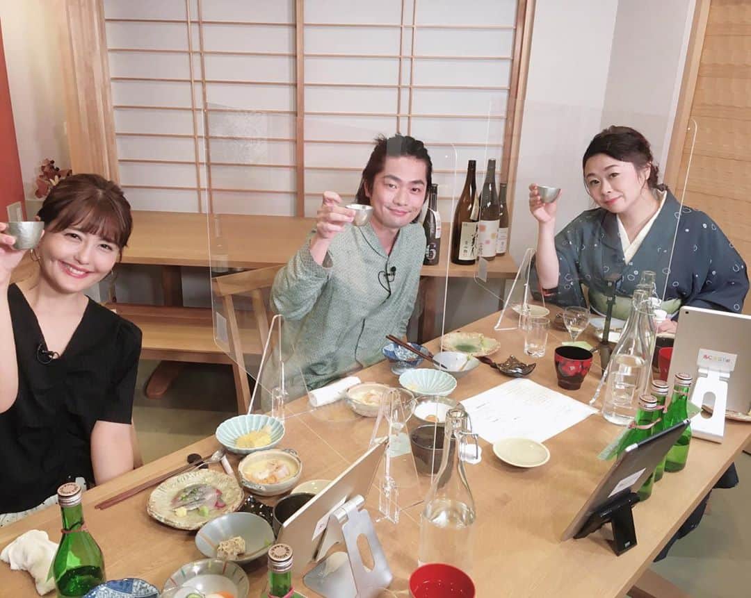 のインスタグラム：「＆CAST‼︎!で隔週木曜日夜10時から生配信中の　#声酒はんなり 🍶✨✨ 昨日5ヶ月ぶりにスタジオに戻れました…！！ ご尽力いただいたスタッフの皆様に感謝です🙏✨ ゲストは　#福山潤　さんでした✨ ご無理を言って普段おうちでやられてるという髪をゴムで結ぶのを生でやっていただき、写真はオフっぽい福山さんになっております✨ やっぱりリモートよりみんなと一緒が楽しい！！ たくさんのギフトもありがとうございました🙏✨✨ （あ、わたしの目線変！カメラの位置間違えてる😂） ・ ・ #日本酒で乾杯 #日本酒番組　#美酒はんなり #japanesesake #junfukuyama」