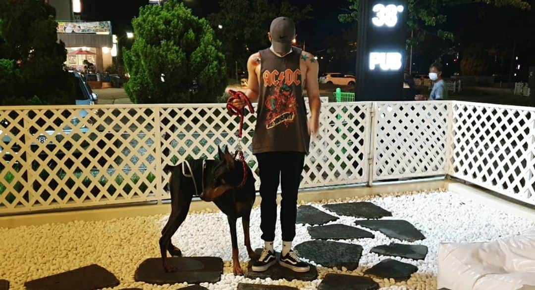 チャンボム さんのインスタグラム写真 - (チャンボム Instagram)「With my son🐾 #dogstagram #dobermanpinscher  #doberman #dog #puppy #pet #nike #gucci #vans」9月11日 14時57分 - c_bum1007