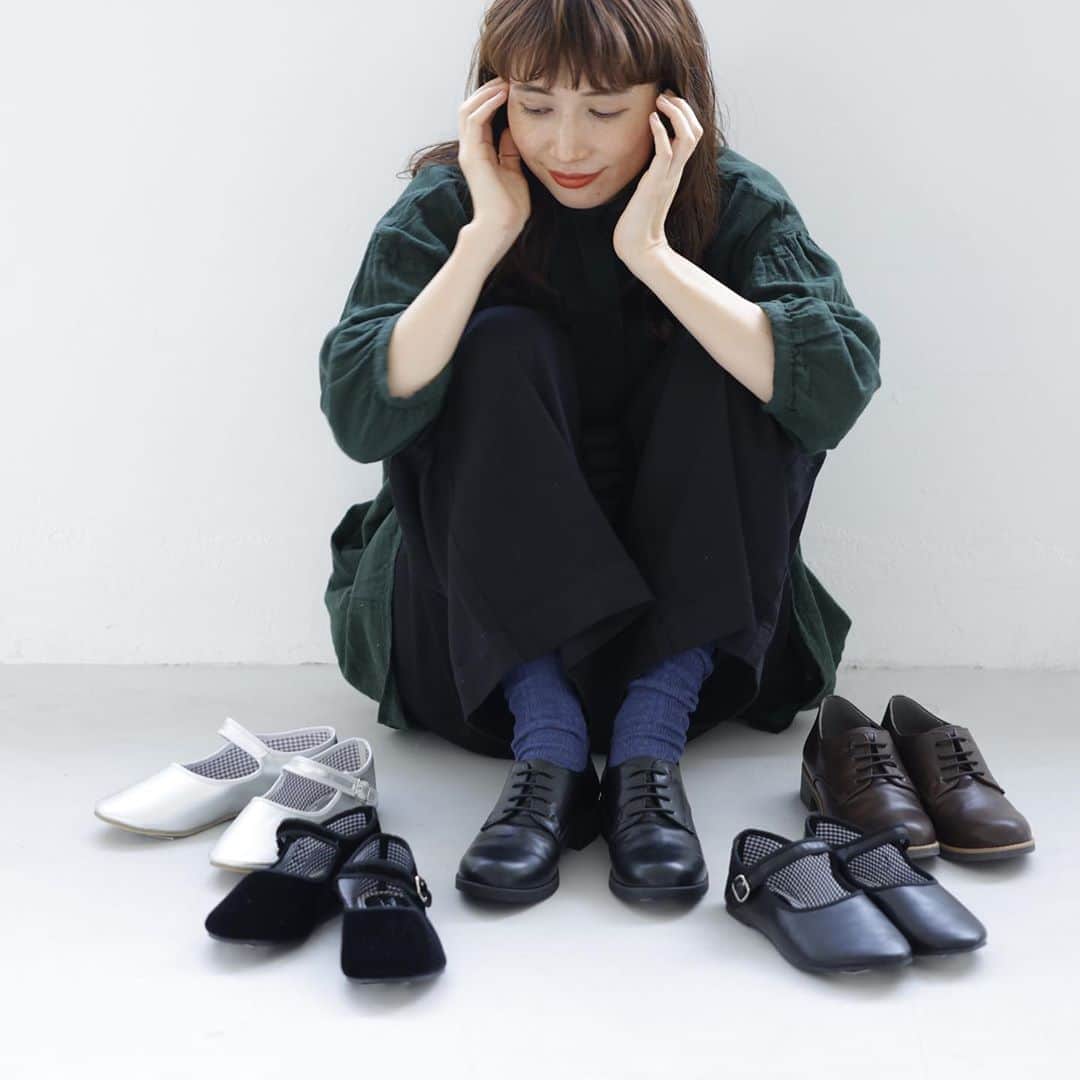 リンネルさんのインスタグラム写真 - (リンネルInstagram)「kazumiちゃん @kazumi0728 とツクル&リン @tsukuruandlin で靴と靴下を作りました〜✨✨👞🧦 数ヶ月かけての製作でようやく発表できるの...嬉しいです涙涙　  今回のコラボはデイリーに使えるデザインがテーマで、靴は歩きやすさ&機能にこだわった2種類。靴下はkazumiちゃんがボーンした奈良県で製作した4種類を展開！ 9/19(土曜)に発売するので、それまで少しずつ情報解禁していきますね^_^👍 あと❗️発売を記念して9/18にシャンブル蓮田店にてkazumiちゃんとインスタライブを行います〜✨🎤　インスタライブは19:30から❗️❗️ コラボ商品は全国のシャンブルで発売します。 . 商品の詳細を知りたい方は　@tsukuruandlin で 随時アップしていきます⤴️  #kazumi  #kazumiコラボ  #リンネル  #tsukuruandlin  #リンネルインスタライブ #kazumiインスタライブ #シャンブル蓮田店  #リアル生着替えもあるやも #かわいいが渋滞する日」9月11日 14時49分 - liniere_tkj