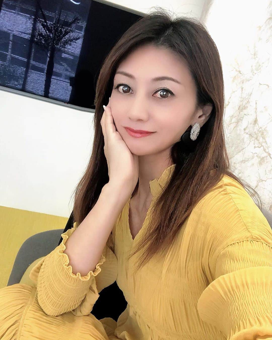のインスタグラム：「こんにちは😃 . 先日、大阪心斎橋にあります美容サロン @zetithbeautyclinic_osaka  @zetith.nakai  . ゼティスビューティークリニック大阪心斎橋店に行って来ました😊 . 前回は毛穴の掃除をして頂きましたので、今回は綺麗になった肌の毛穴を引き締める効果があります#ダーマペン4 と、年中肩凝りに悩まされていたので、 中井先生に相談しまして、肩ボトックスをお願いしました😊 . 中井院長先生は、きちんと向き合ってその人の希望には何が一番適しているのかを、しっかりアドバイスしてくれますので、安心してお願いできますよ‼️ . #ダーマペン4 麻酔をして美容成分を肌に注入していくので、細かな針で肌に穴を開ける感じですが、しっかり麻酔が効いているので痛くないですよ👍 . 終わった後は、少し赤くなっていて、次の日は赤くなっている部分が増え、2日目に皮が剥き始めできました‼️ . その後は肌がつるんとした感じで、毛穴が目立たない感じがしましたよ😊 . #肩ボトックス 肩凝りがひどいので首から、背中、腰までのリンパ流れが悪く、痛みもあったので、首から肩ラインにかけてボトックスをしていただきました‼️ . これでちょっとでも楽になったら嬉しいなあ❤️ . 他にも綺麗になれる施術がありますよ！ サロン内は本当にお洒落でカッコイイ👍 . 中井院長先生もスタッフの方皆さん気さくで優しいので、是非気になっている方行ってみてね😊 . . #ゼティスビューティークリニック大阪心斎橋院 #ゼティスビューティークリニック #レーザートーニング#ピコトーニング#ボトックス#肩凝り#美容#エステ#素肌美人#肌ターンオーバーを整えて #毛穴レス #美容好きな人と繋がりたい #素肌美人#アラフィフ#アラフィフ女子 #50代女子#肌蘇り#大阪#心斎橋エステ」
