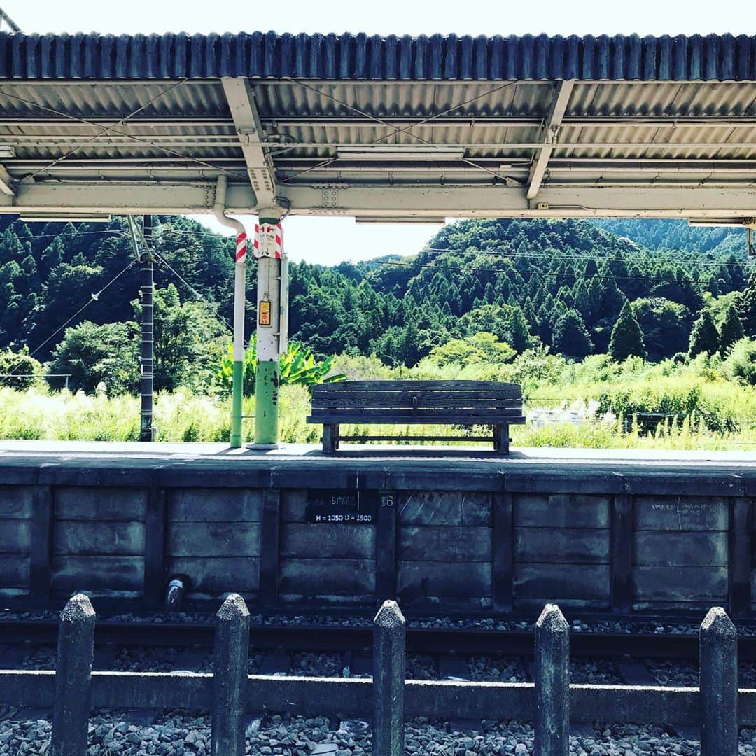 佐野史郎さんのインスタグラム写真 - (佐野史郎Instagram)「夏休みはなかったけど、ロケで一瞬だけ旅の気分🚃 都心から近くにもこんな風景が。」9月11日 14時55分 - sanovabitch