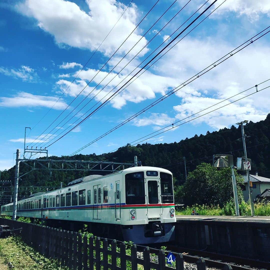 佐野史郎のインスタグラム：「夏休みはなかったけど、ロケで一瞬だけ旅の気分🚃 都心から近くにもこんな風景が。」
