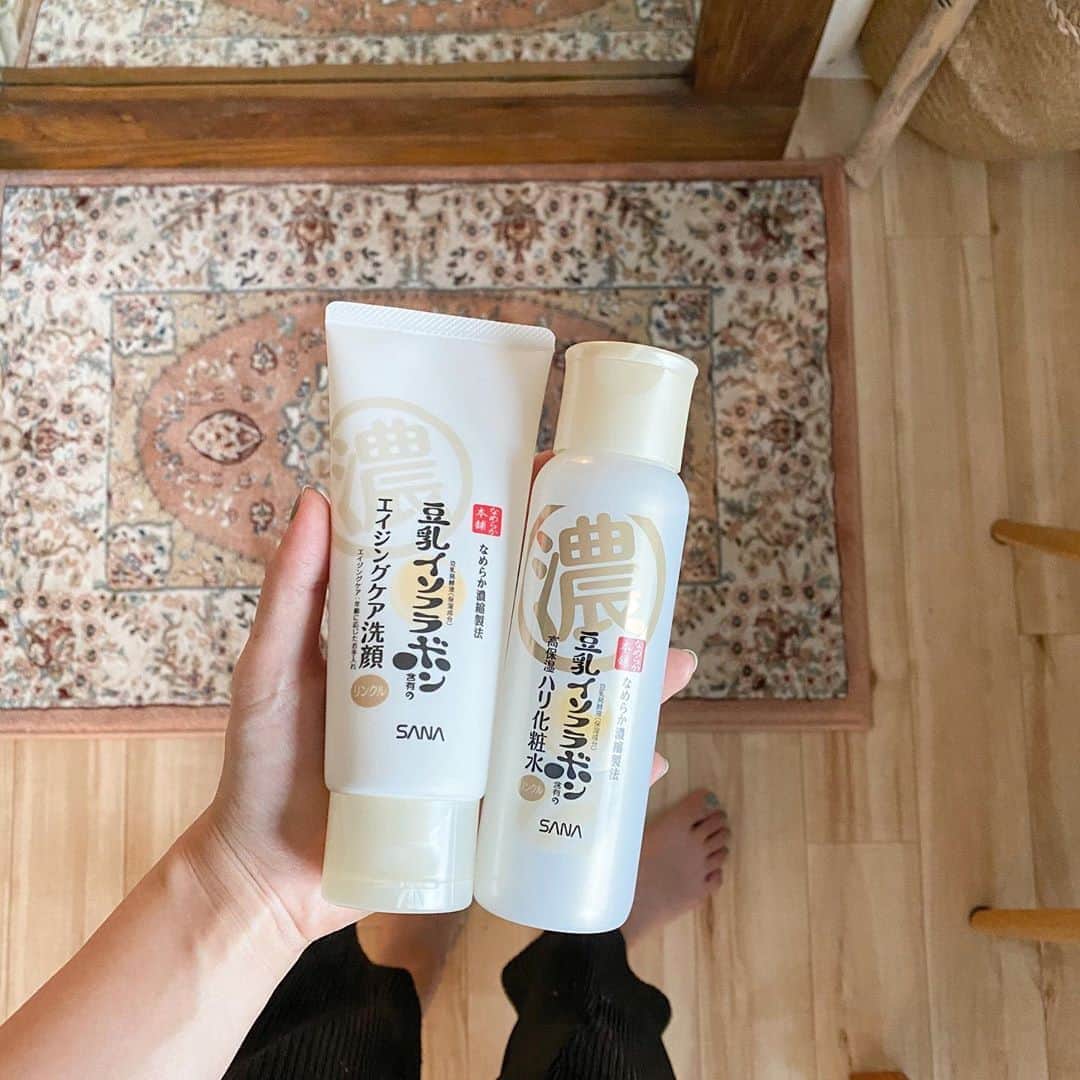 のインスタグラム：「プチプラなのに優秀な @nameraka_honpo から  エイジングケアに特化したクレジング洗顔が リニューアル発売。  オリジナルのイソフラボン含有の豆乳発酵液を 加えた大人の毛穴対策洗顔料。  しっかり洗えるのにつっぱらず うるおいキープしてくれるので乾燥肌の私にぴったり！！  化粧水も良さそうだったのについでにGET。 とろみのあるテクスチャーで肌馴染みが良いし ベタつかなくて保湿力が高い◎  洗顔と化粧水を使い始めたら肌の水分量が 上がってきた気がします！  ・  ✔︎サナ なめらか本舗 WRクレンジング洗顔 N  ✔︎サナ なめらか本舗 リンクル化粧水 N  ・  #skincare#beauty#beautycare  #skincarelover#facewash  #ベストコスメ#スキンケア  #プチプラコスメ#豆乳イソフラボン  #化粧水#洗顔#美容#ビューティケア  #常盤薬品工業#なめらか本舗#PR」