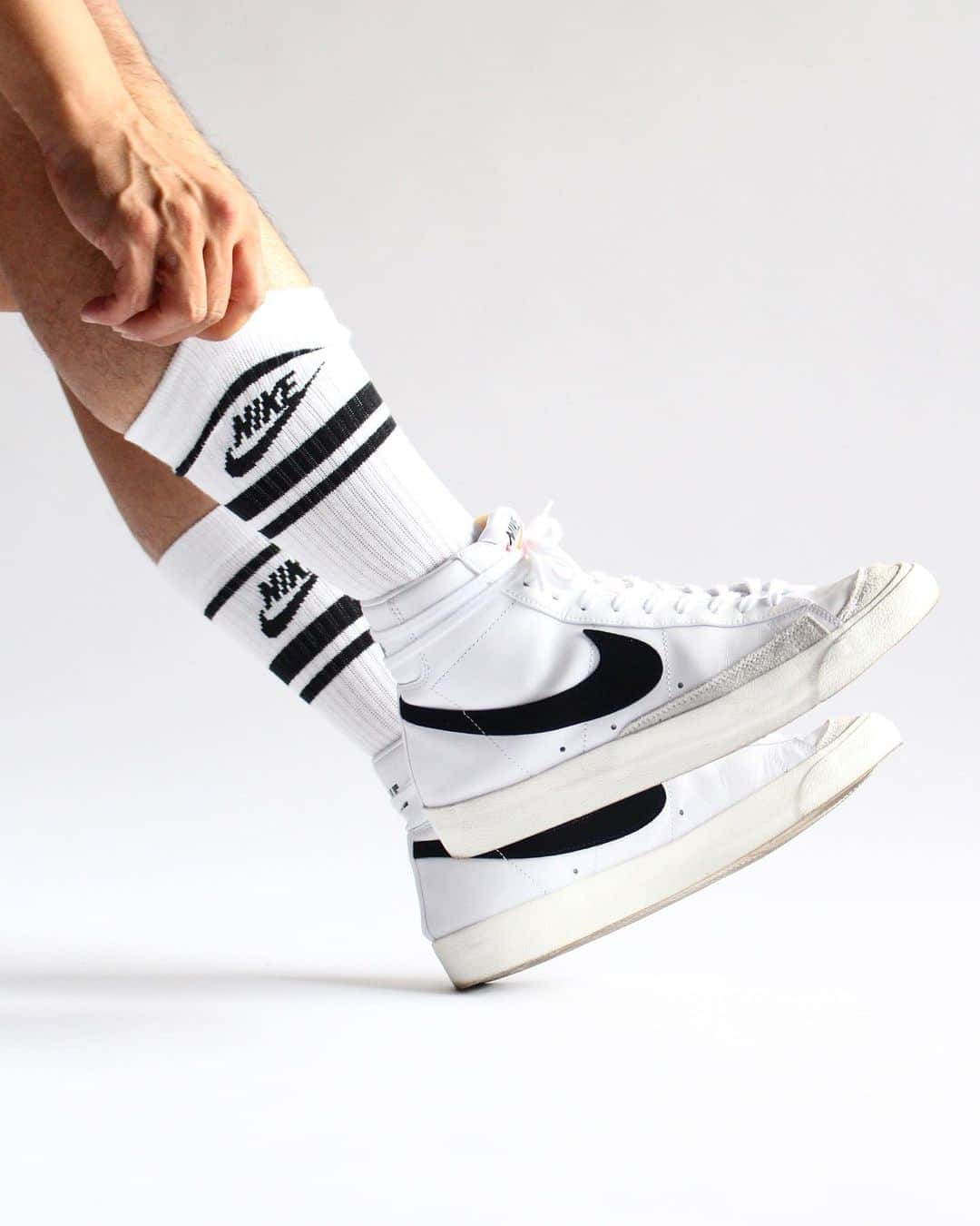 A+Sさんのインスタグラム写真 - (A+SInstagram)「in stock now  ■NIKE ESSENTIAL STRIPE SOCKS COLOR : WHITE/BLACK SIZE : 23cm-25cm , 25cm-27cm , 27cm-29cm PRICE : 1,600 (+TAX)  日常にぴったりのレトロなスタイル。 ナイキ スポーツウェア エッセンシャル ソックスは、スポーツの視点でデザインされたアイテム。軽量のコットン素材を使用し、普段使いに適した柔らかな着用感を実現。 ニットのグラフィックとストライプをあしらった、80年代のトレーニングジムを彷彿とさせるソックス。   A retro style that is perfect for everyday life. Nike Sportswear Essential Socks are items designed from a sports perspective. Lightweight cotton material is used to achieve a soft feel suitable for everyday use. Socks with knit graphics and stripes, reminiscent of an 80's training gym.  #a_and_s #NIKE #NIKESOCKS #NIKESTRIPESOCKS #NIKEESSENTIALSTRIPESOCKS」9月11日 14時58分 - a_and_s_official