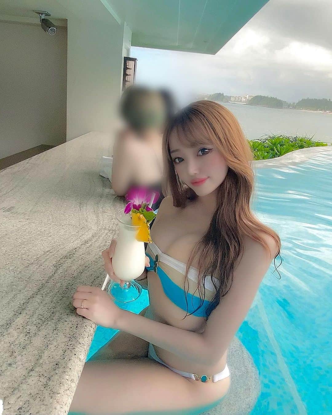 のインスタグラム：「お姉さんの隣空いてるけど来る？？🍹💕💕  ピニャコラーダもハレクラニサンセットもどれもカクテル美味しくて沢山飲み過ぎちゃった😴🌺幸せ  #インスタグラビア #グラビア #gravureidoll #cosplay #portrait #beauty #japanesegirl #日本的 #漂亮 #可爱 #大波 #寫真偶像 #셀카 #셀피 #코디 #스타일링 #집콕 #instagravure #sexy #sexyhot #pinupgirl #selfie #水着ギャル #撮影風景 #グラビアアイドル #ハレクラニ沖縄 #halekulaniokinawa #okinawa #okinawatrip #quietpool」
