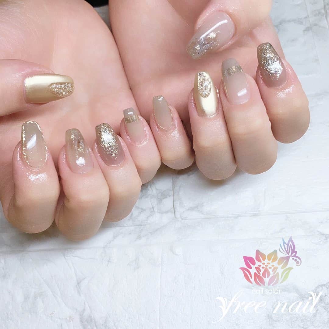 free nail フリーネイルのインスタグラム：「. お客様ネイル💅🏻🌙 . 大人ベージュ🪐✨ . スクエアで一層オシャレに🤖 . ご来店ありがとうございました🙇🏻‍♀️🙇🏻‍♀️🙇🏻‍♀️💗 . #ネイルアート #ジェルネイル #ネイルサロン #大阪ネイルサロン #ネイルデザイン #ネイルチェンジ #グラデーションネイル #ミラーネイル #メタリックネイル #キラキラネイル #ベージュネイル #クリアネイル #デザインネイル #トレンドネイル #おしゃれネイル #シンプルネイル #スクエアネイル #秋ネイル #autumnnails #nailsart #nailsdid #美甲 #日式美甲 #日式美甲胶 #日本美甲师 #日本美甲老师 #美甲上课 #日本胶 #フリーネイル #freenail」