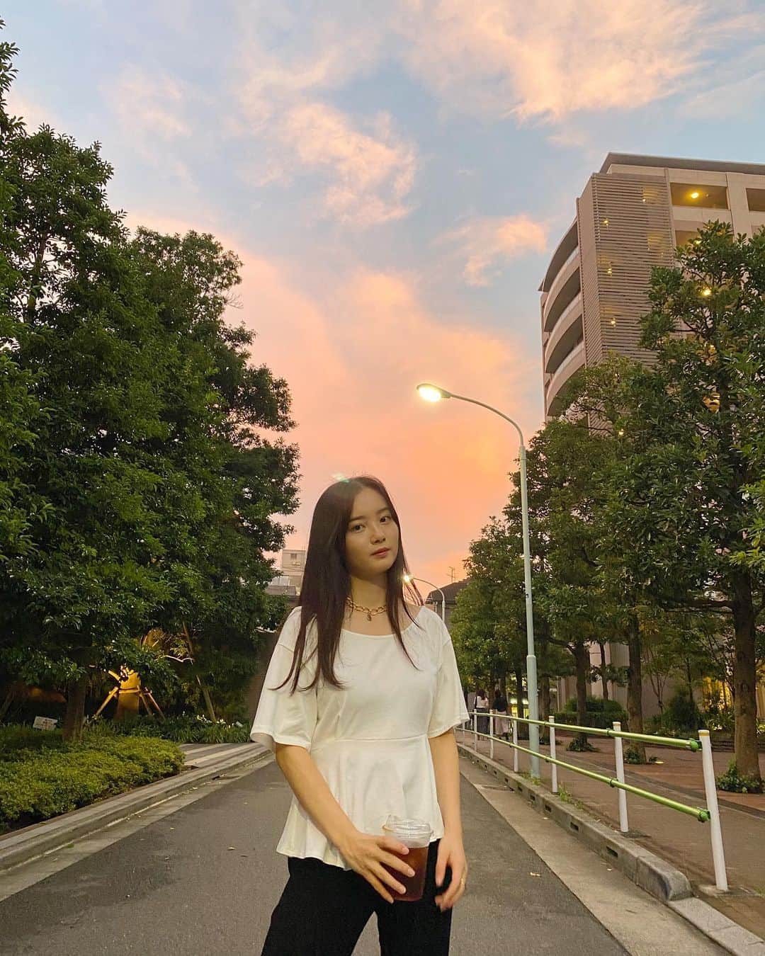 青山舞莉のインスタグラム：「𝐜𝐚𝐧 𝐲𝐨𝐮 𝐭𝐞𝐥𝐥 𝐰𝐞’𝐫𝐞 𝐬𝐢𝐛𝐥𝐢𝐧𝐠𝐬?  姉と妹。どう？似てる？  Tops: @murua_official  Necklace: @gydajp」