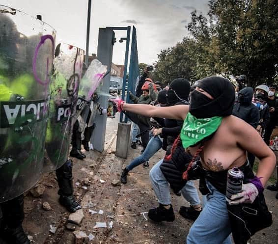 AFP通信さんのインスタグラム写真 - (AFP通信Instagram)「AFP Photo 📷 @jbarreto1974 - Activists confront riot police during a protest called by feminist groups to denounce an alleged rape of a girl by a doctor in a private clinic and against police brutality in Bogota on September 10, 2020. #bogota #colombia」9月11日 15時32分 - afpphoto