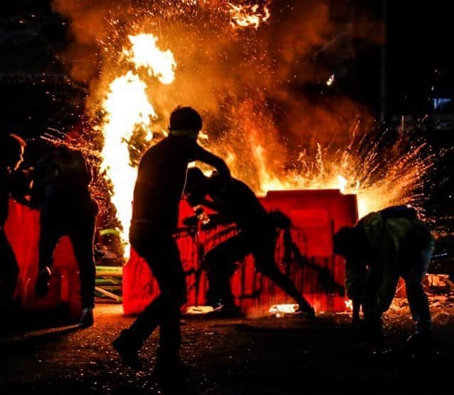 のインスタグラム：「AFP Photo 📷 @schneyder_2 - Demonstrators set a barricade on fire during a protest against police brutality in Cucuta, on the Colombian border with Venezuela, on September 10, 2020. At least 10 people were killed and hundreds wounded after rioting broke out in the Colombian capital Bogota during protests over the death of a man repeatedly tasered by police, authorities said. #cucuta #colombia」