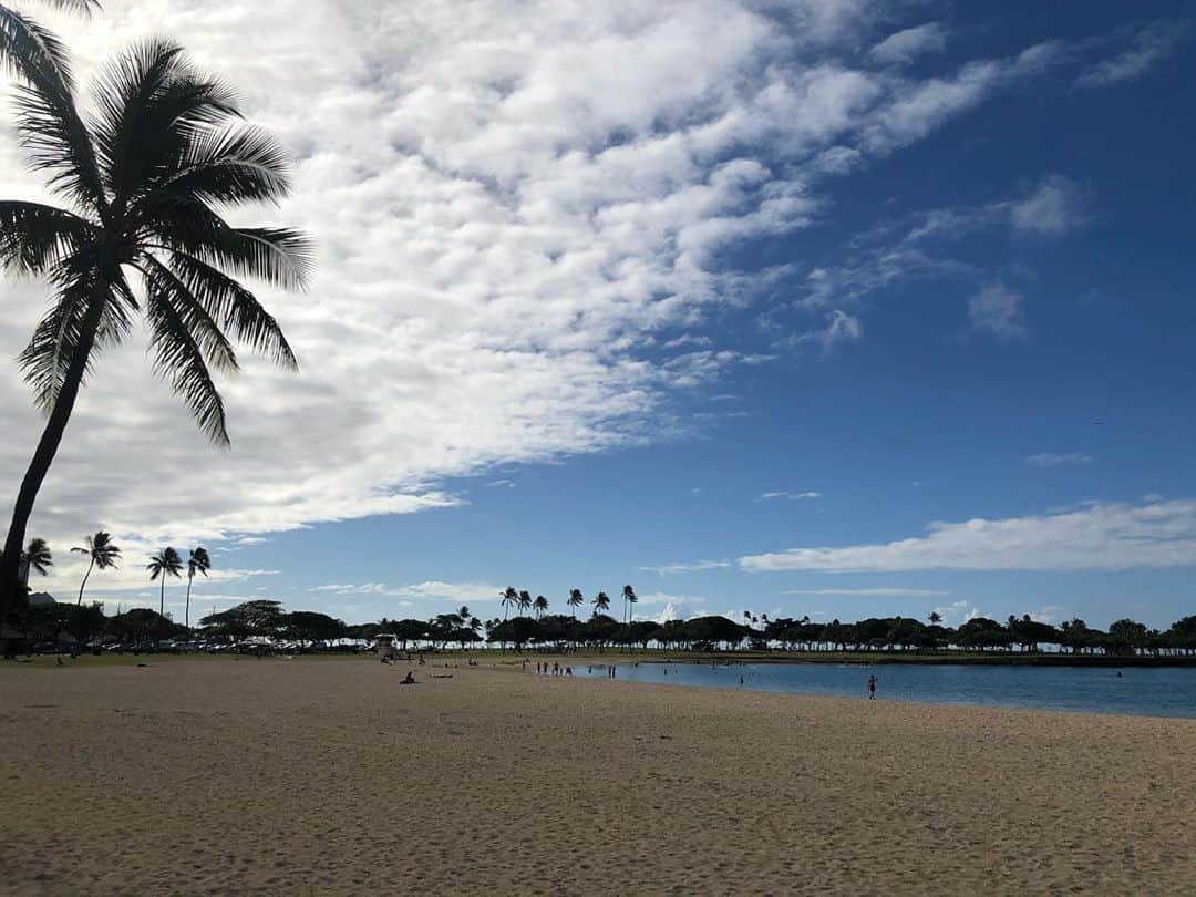 Honolulu Myohoji Missionさんのインスタグラム写真 - (Honolulu Myohoji MissionInstagram)「🏝 Here’s a short story from famous Zen Master Munson Yamaha Roshi.  A young man asked: “Roshi, while you often speak about the real self, what kind of self is the real self?”  The Zen Masters answered: “Try to work with your whole heart for the sake of another. Then if you feel a sense of satisfaction from the bottom of your heart having done so, the satisfaction is your real self.”  It’s a tough time to think of others while each of us are struggling with virus. Hope this message will give you an awareness of how great to live with others. They are here for you to enjoy your life no matter what.  The photo is from #alamoanabeach a while ago...  * * * * #ハワイ #ハワイ好きな人と繋がりたい  #ハワイだいすき #ハワイ好き #ハワイに恋して #ハワイ大好き #ハワイ生活 #ハワイ行きたい #ハワイ暮らし #オアフ島 #ホノルル妙法寺 #HawaiianAirlines #ハワイアン航空 #思い出　#honolulumyohoji #honolulumyohojimission #御朱印女子 #開運 #穴場 #パワースポット #hawaii #hawaiilife #hawaiian #luckywelivehawaii #hawaiiliving #hawaiistyle #hawaiivacation」9月11日 15時30分 - honolulumyohoji