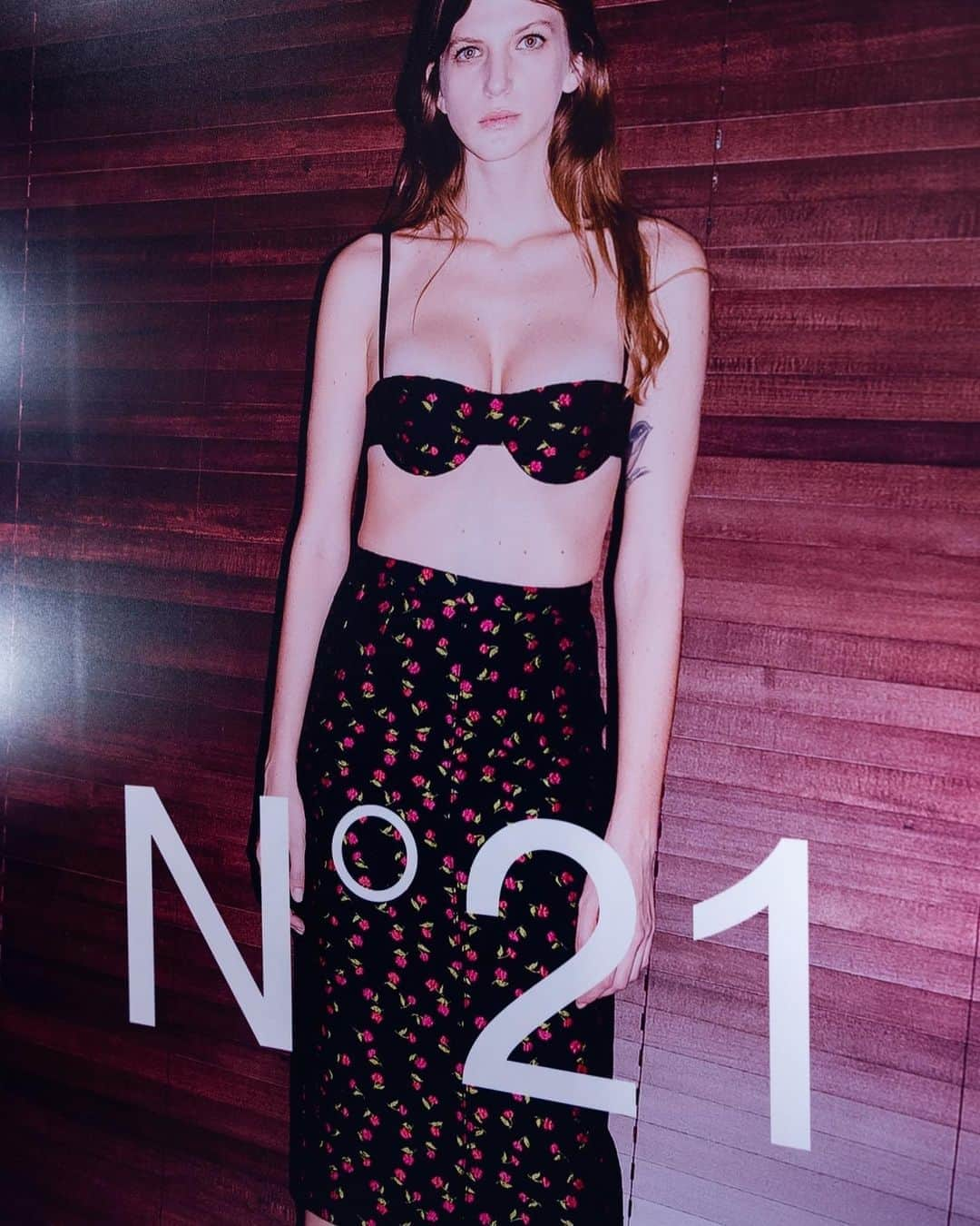 Taki Tanakaさんのインスタグラム写真 - (Taki TanakaInstagram)「#N21PENCILSKIRT  #ヌメロヴェントゥーノ @numeroventuno ブランド誕生10周年を記念して#n21pencilskirt カプセルコレクション限定販売中。  これまでのコレクションアーカイブ生地で作られたブラトップとペンシルスカートのセットアップです。 #シリアルナンバー入り #🖤  *取り扱い店舗* IZA  IZA aoyama N21 全店舗 表参道 GINZA SIX 3F 日本橋高島屋 2F JR名古屋高島屋 4F  京都高島屋 2F  阪急うめだ本店 3F  @iza_official   #instorenow  SHOPIZA.com @numeroventuno  #N21 #numeroventuno  @alessandrodellacqua #alessandrodellacqua #N21PencilSkirt  #10thanniversary   #izastagram」9月11日 15時49分 - tanakataki