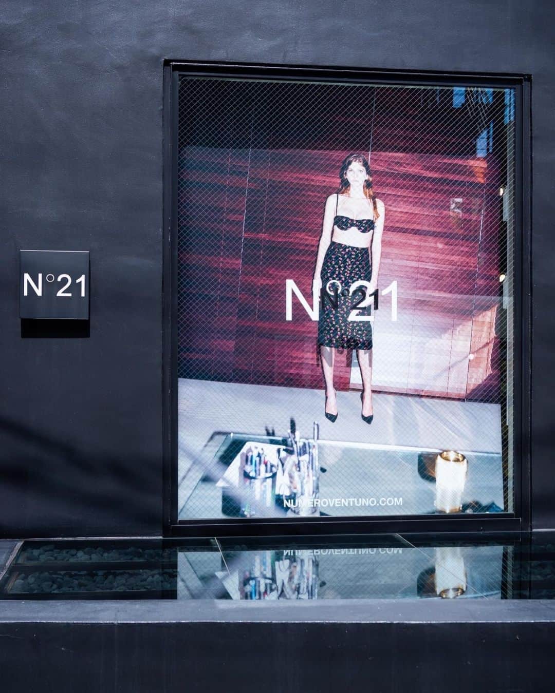 のインスタグラム：「#N21PENCILSKIRT  #ヌメロヴェントゥーノ @numeroventuno ブランド誕生10周年を記念して#n21pencilskirt カプセルコレクション限定販売中。  これまでのコレクションアーカイブ生地で作られたブラトップとペンシルスカートのセットアップです。 #シリアルナンバー入り #🖤  *取り扱い店舗* IZA  IZA aoyama N21 全店舗 表参道 GINZA SIX 3F 日本橋高島屋 2F JR名古屋高島屋 4F  京都高島屋 2F  阪急うめだ本店 3F  @iza_official   #instorenow  SHOPIZA.com @numeroventuno  #N21 #numeroventuno  @alessandrodellacqua #alessandrodellacqua #N21PencilSkirt  #10thanniversary   #izastagram」