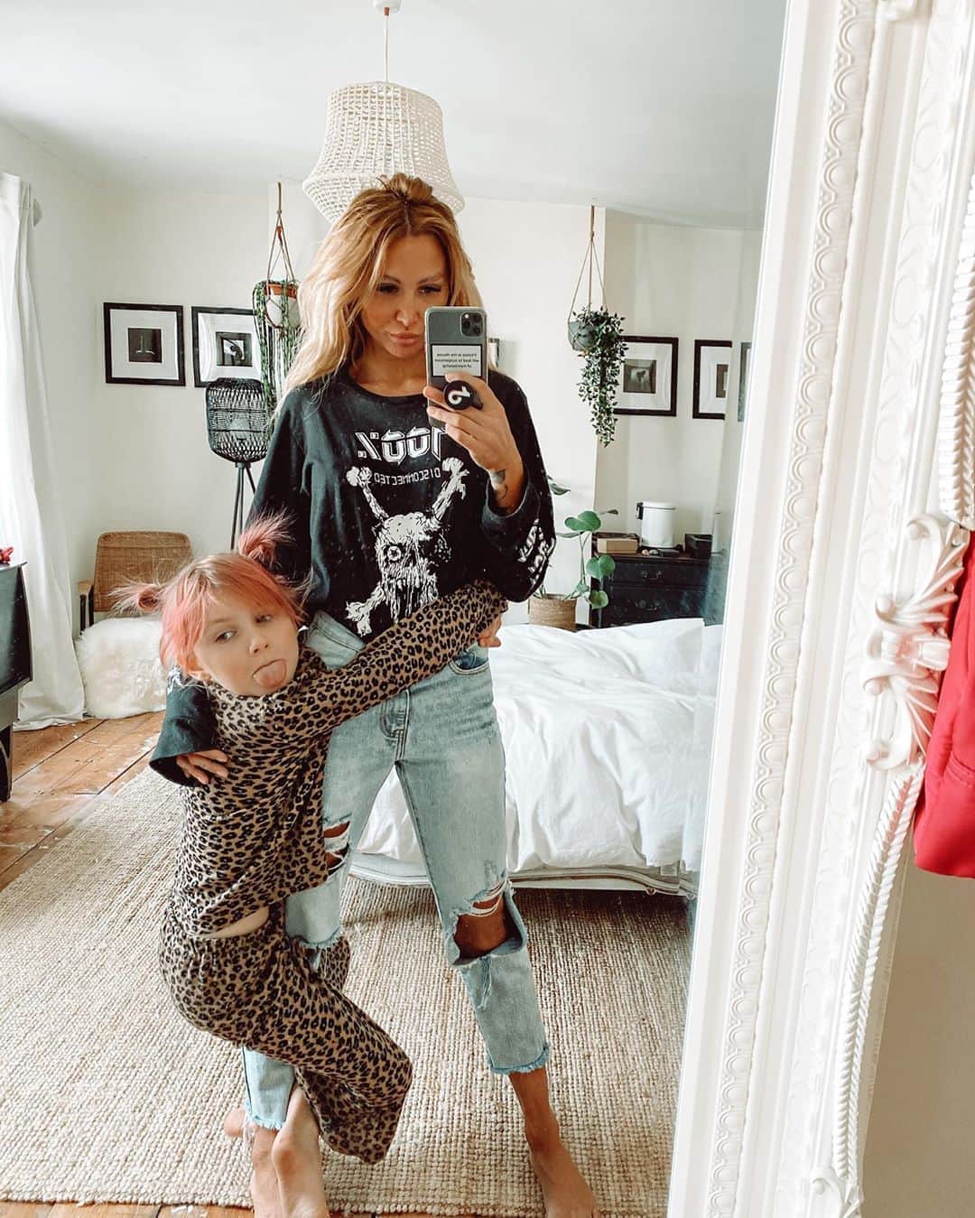 ルー・ティーズデールのインスタグラム：「🎂 9 🎂 I spoke yesterday about finding the positives in a bad situation. I know this year has been hard for a lot of people, me included, but what I do wanna (selfishly) say is; me and Lux really have lived our best mum-and-daughter lives through 2020. We’ve had every single day together for 6 months, time together from lockdown that we’ve never had the luxury of, and probably never will again, time that the world when it’s up and running doesn’t allow. We’ve watched all my favourite old films together, Overboard Bodyguard Forrest Gump Grease 2 🤪. We’ve protested and volunteered side by side reminding eachother how important it is that we’re there for other people even if we don’t know them. I’ve been her teacher she’s been my photographer. Rode our bikes round farmhouse and ponies in Yorkshire having the absolute time of our lives. Happy birthday Lux my little rock who always shines a big bright light in a dark time. I am so unbelievably lucky ❤️」