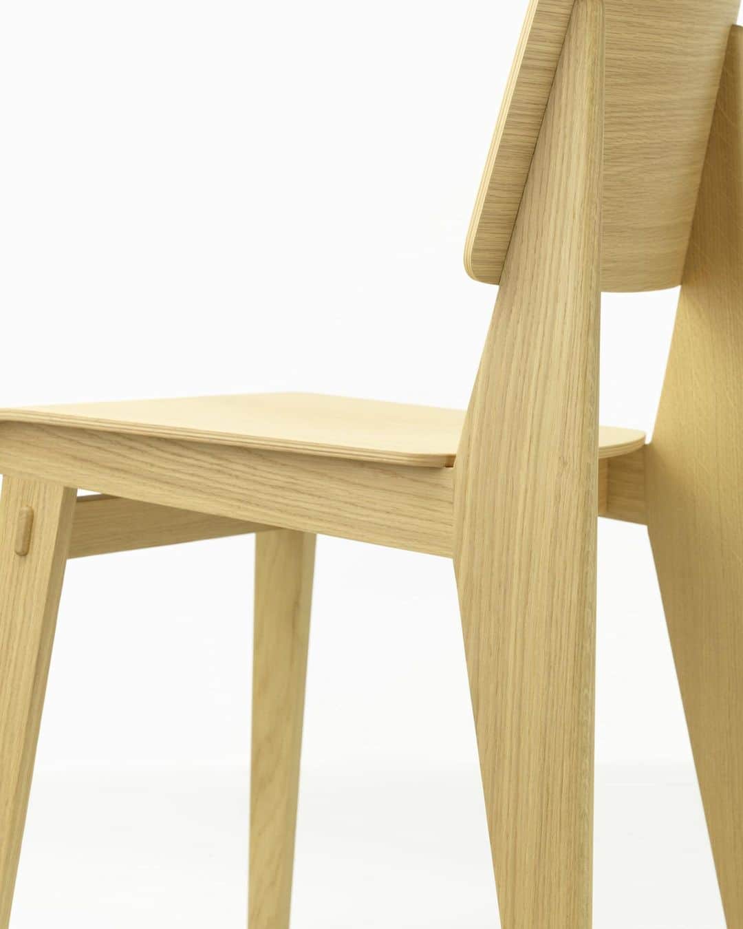 Vitra Japanさんのインスタグラム写真 - (Vitra JapanInstagram)「ジャン・プルーヴェがデザインした唯一の全木製の椅子「シェーズ トゥ ボワ」が、明日2020年9月12日(土)より日本発売開始。ヴィトラより初めての復刻を記念して、2020年11 月13 日(金) までの期間、特別価格でご購入いただけます。﻿ ﻿ 第二次世界大戦中の金属不足より生み出された、木材のみで作られた椅子、シェーズトゥボワ。初めて復刻を果たすこのモデルは、ネジを使わない1941 年の仕様に忠実に再現され、大きさや座面の高さは現代の暮らしに合わせて調節されています。サスティナブルな素材である木材を用い、困難な状況を創意工夫で乗り越えた革新性と創造性という点において、現代に蘇るに相応しい一脚です。硬さと強度が十分なオーク材が使われ、ナチュラルオークとダークオークの2色で展開します。﻿ ﻿ シェーズトゥボワ 特別価格：税抜79,000円(11月13日まで)﻿ 通常価格：税抜83,000円﻿ 実施店舗：Artek Tokyo Store / リビング・モティーフ / ザ・コンランショップ新宿本店 / ザ・コンランショップ丸の内店 / センプレ ホーム / Mid-Century MODERN港南 / Mid-Century MODERN有楽町 / エイチエイチスタイル青山ショールーム / Metrocs Sapporo / Metrocs Sapporo Ebetsu-Tsutaya / L’IDEAL HOME / vanilla Koriyama / vanilla utsunomiya / FINCH&HOME / 五割一分 / ヤマトヤ・ワイズカーサ / SIRQ by Y’s CASA / ザ・コンランショップ名古屋店 / REAL Style HOME名古屋東店 / ARIA KYOTO / ARIA FUKUCHIYAMA / Interior Design VENUS / スラップモブラー / CONNECT / attract LARGO / H.L.D / ザ・コンランショップ福岡店 / Happy Time Direction / Scope（ECのみ）﻿ ﻿ #Vitra #VitraJapan #JeanProuve #ChaiseToutBois﻿ #ヴィトラ #ヴィトラジャパン #プルーヴェの木製椅子 #ジャンプルーヴェ #プルーヴェ #シェーズトゥボワ #チェア #ダイニングチェア #ダイニング #インテリア #季節を楽しむ #暮らしを楽しむ」9月11日 15時45分 - vitra_japan