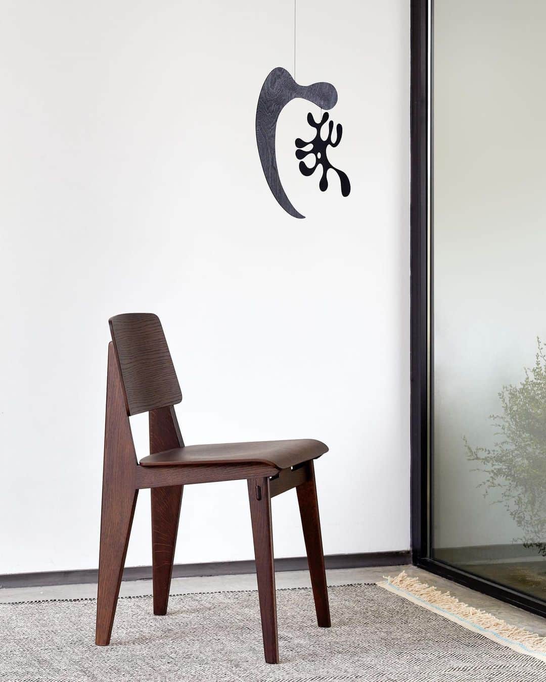 Vitra Japanさんのインスタグラム写真 - (Vitra JapanInstagram)「ジャン・プルーヴェがデザインした唯一の全木製の椅子「シェーズ トゥ ボワ」が、明日2020年9月12日(土)より日本発売開始。ヴィトラより初めての復刻を記念して、2020年11 月13 日(金) までの期間、特別価格でご購入いただけます。﻿ ﻿ 第二次世界大戦中の金属不足より生み出された、木材のみで作られた椅子、シェーズトゥボワ。初めて復刻を果たすこのモデルは、ネジを使わない1941 年の仕様に忠実に再現され、大きさや座面の高さは現代の暮らしに合わせて調節されています。サスティナブルな素材である木材を用い、困難な状況を創意工夫で乗り越えた革新性と創造性という点において、現代に蘇るに相応しい一脚です。硬さと強度が十分なオーク材が使われ、ナチュラルオークとダークオークの2色で展開します。﻿ ﻿ シェーズトゥボワ 特別価格：税抜79,000円(11月13日まで)﻿ 通常価格：税抜83,000円﻿ 実施店舗：Artek Tokyo Store / リビング・モティーフ / ザ・コンランショップ新宿本店 / ザ・コンランショップ丸の内店 / センプレ ホーム / Mid-Century MODERN港南 / Mid-Century MODERN有楽町 / エイチエイチスタイル青山ショールーム / Metrocs Sapporo / Metrocs Sapporo Ebetsu-Tsutaya / L’IDEAL HOME / vanilla Koriyama / vanilla utsunomiya / FINCH&HOME / 五割一分 / ヤマトヤ・ワイズカーサ / SIRQ by Y’s CASA / ザ・コンランショップ名古屋店 / REAL Style HOME名古屋東店 / ARIA KYOTO / ARIA FUKUCHIYAMA / Interior Design VENUS / スラップモブラー / CONNECT / attract LARGO / H.L.D / ザ・コンランショップ福岡店 / Happy Time Direction / Scope（ECのみ）﻿ ﻿ #Vitra #VitraJapan #JeanProuve #ChaiseToutBois﻿ #ヴィトラ #ヴィトラジャパン #プルーヴェの木製椅子 #ジャンプルーヴェ #プルーヴェ #シェーズトゥボワ #チェア #ダイニングチェア #ダイニング #インテリア #季節を楽しむ #暮らしを楽しむ」9月11日 15時45分 - vitra_japan