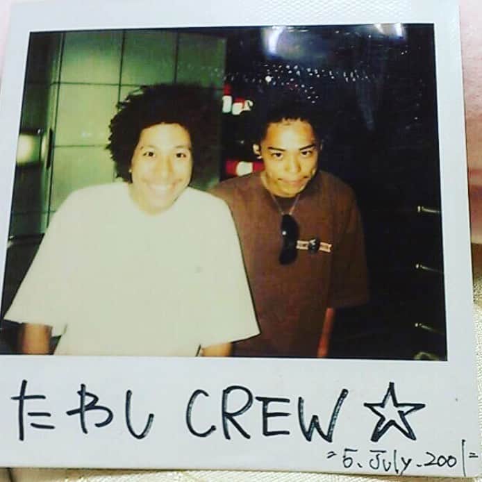 のインスタグラム：「20代前半からヘアメンテしてもらっている友人の @takayukinarahara （通称ならちゃん）  その頃、ならちゃんも吉祥寺にあるロンロンで一緒にブレイクダンスしていた仲間だった。 当時は全て自毛からアフロをかけて そして髪を逆毛にして、そこからかぎ針でドレッドを作ってもらっていた。 パーマ液が染みて頭皮が焼けるように痛くその後火傷した頭皮を針で刺される様な地獄の痛さで毎回美容院からの帰り道は痛さで疲弊していたのを思いだす。（自毛でアフロからのドレッドはもう絶対やらないw）  ならちゃんには20年近く自分の歴代のドレッドをかけてもらってきた。 モヒカンのドレッドもならちゃんと一緒に考え出来上がったスタイルだった。  今回もDRAGONASH LIVE  『DEPARTURE』 のラストダンスの前にドレッドをかけてもらいに行ってきた！ いつもと変わらない様だけど今回はラストライブだからドレッドかけるのも感慨深いものがあった… 記念に仕上がった時の写真をパチリ📸  もうお店ではドレッドかけに来る人は自分位しかいないみたいだけど、お店に連絡すれば対応してくれると思うので是非！ カット、カラーも確かな技術です✌️  @maison_magnifique   7人でのラストライブ DRAGONASH LIVE  "DEPARTURE" アーカイブ配信は13日まで！！  #dragonash #departure #20200904 #dreadlocks  #この写真も立川のお店  @enlightens_official」