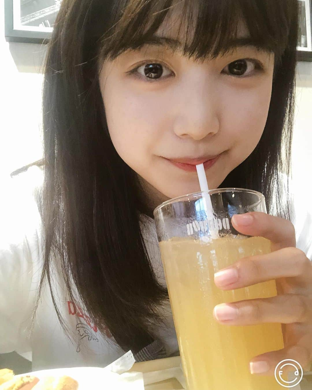 吉田莉桜さんのインスタグラム写真 - (吉田莉桜Instagram)「勇気を出して1人喫茶店デビューしました🥺💓 緊張した…！笑 これからはもう1人でいけるかも！？  FoodieのYUフィルター なんかエモい感じで私好みの色合いだから普段の自撮りにも良さそう😳  #フーディーカメラ #supported」9月11日 15時59分 - yoshida_rio_official