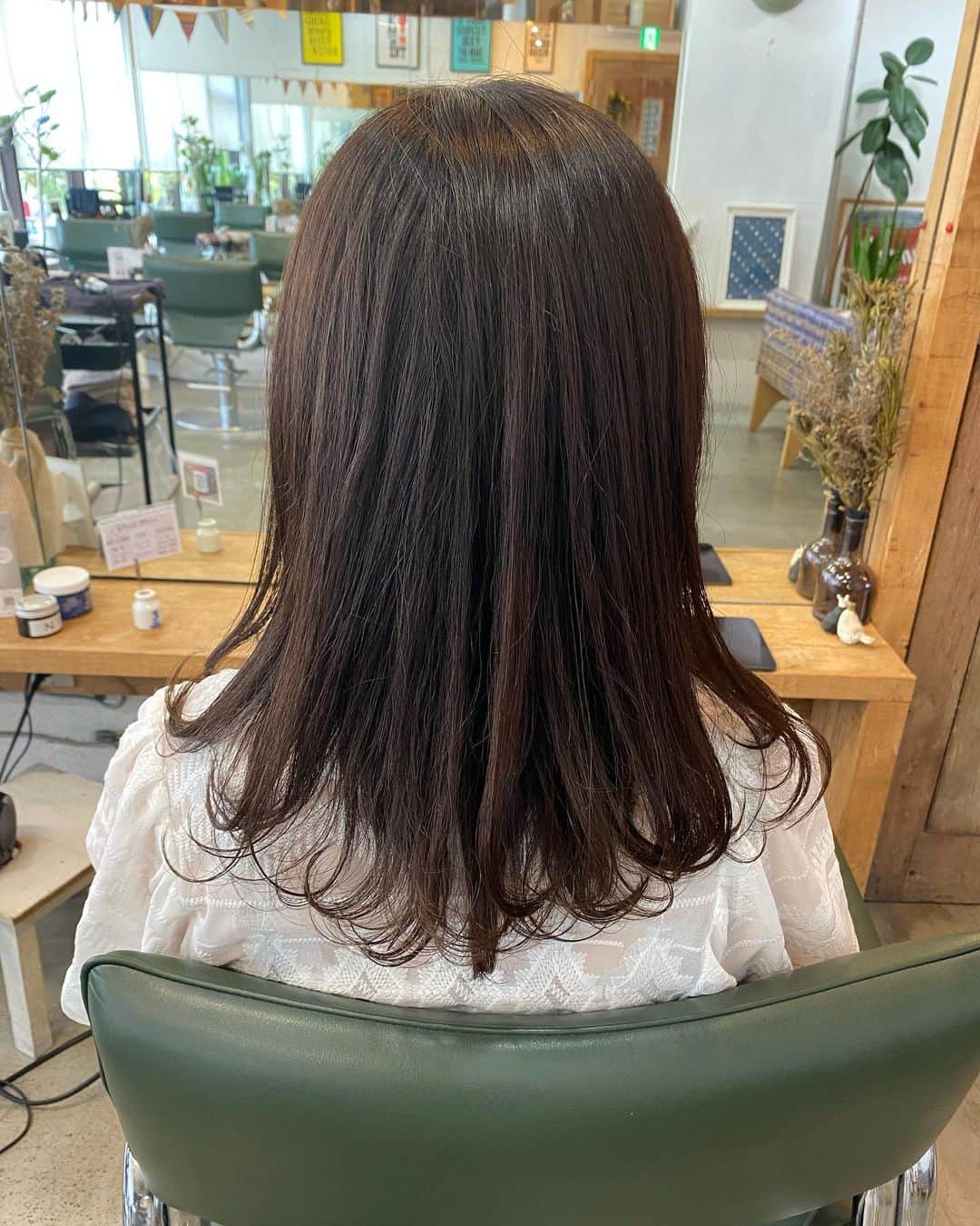 のインスタグラム：「久しぶりに美容室行ってきました。  ここのコスメストレートは最強。  @moriya_toshiro さんに施してもらいました。 ここ数年夫婦でお世話になっています。  #circle #表参道美容室  #コスメストレート  #3人育児奮闘中  #母のおいとま」
