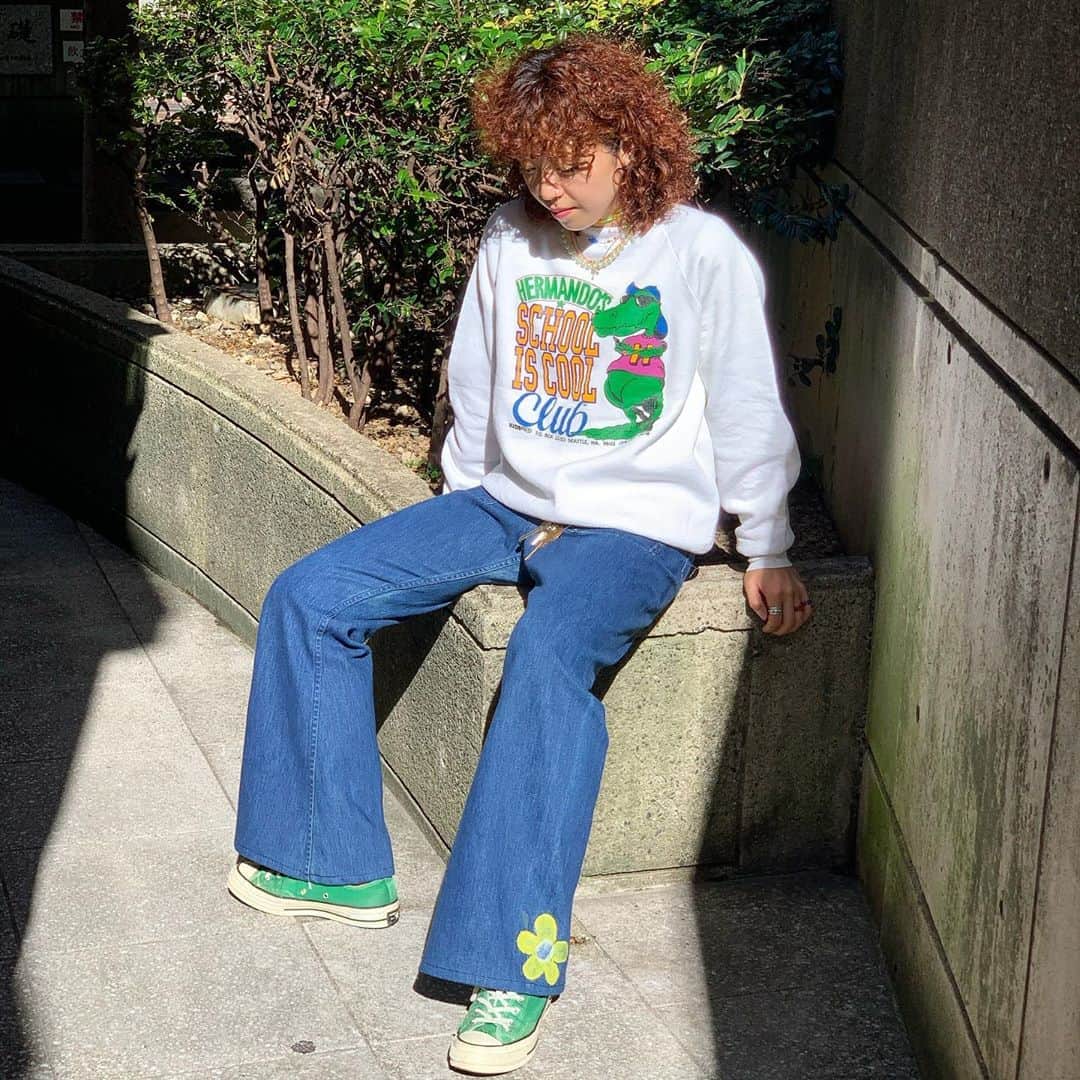 のインスタグラム：「#原宿シカゴ竹下店﻿ ﻿ 【 🌞 SWEAT STYLE 🌞 】﻿ ﻿ 今週オススメの商品は﻿ "スウェット"です❗️﻿ ﻿ "スウェット"は一歩間違えると﻿ 部屋着に見えてしまったり﻿ 意外と難しいアイテムですよね...﻿ ﻿ ですが、着方によって印象が変わり﻿ いろんなスタイルにも合うアイテムです🔥﻿ ﻿ 色々なデザインのスウェットが入荷しております！﻿ ﻿ ●1枚目&2枚目(LADY'S)﻿ ホワイトのプリントスウェットに﻿ デニムフレアパンツを合わせ﻿ 70sライクな印象かつ﻿ パールのネックレスを合わせイマっぽいスタイル﻿ ﻿ ●3枚目&4枚目(MEN'S)﻿ ブラックのプリントスウェットを﻿ Dickiesのパンツを合わせたスタイル。﻿ トップスをボトムにタックインするだけで、腰の位置が高く見え足が長く、スタイルよく見えます！﻿ ﻿ 2つのスタイルを紹介させていただきました。﻿ よかったら参考にしてみてください！﻿ ﻿ 皆さまのお越しお待ちしております🌼﻿ ﻿ 原宿シカゴ竹下店﻿ 東京都渋谷区神宮前1-7-1 B1F﻿ 03-6721-0580﻿ 営業時間 12時〜20時﻿ JR原宿駅から徒歩3分﻿ 東京メトロ明治神宮前駅から徒歩5分ㅤㅤㅤㅤㅤㅤㅤㅤㅤㅤㅤㅤㅤㅤㅤㅤㅤㅤㅤㅤㅤㅤㅤㅤㅤ﻿ #スウェット#トレーナー﻿ #Sweatshirts﻿ #原宿#原宿シカゴ#竹下通り#古着#古着屋#古着屋さん﻿ #古着女子#古着男子#フルジョ#フルダン#フリクロ﻿ #原宿#下北沢#吉祥寺#京都﻿ #harajuku#harajukuchicago#takeshitastreet﻿ #usedfashion#usedstyle#usedmix﻿ #usedclothing#vintage#outfit﻿」