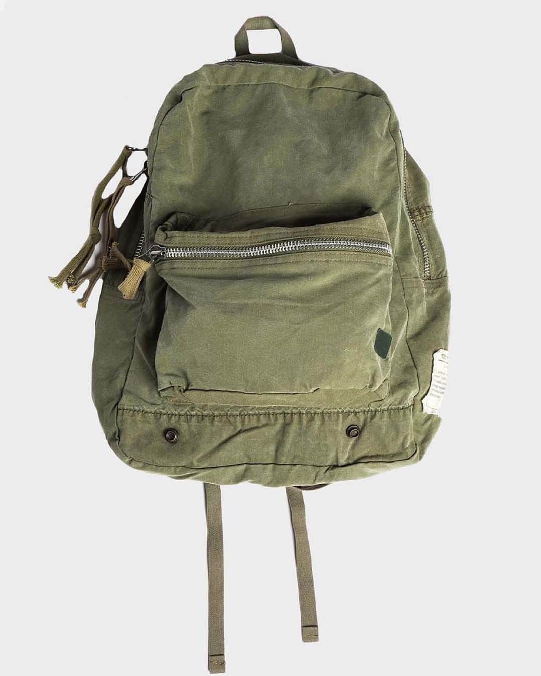 エリザベス・バークレーのインスタグラム：「Repost from @greglauren • THE GL SCRAPS BACKPACK   The GL SCRAPS backpack is made from the scraps of vintage U.S. Army tents right here in Los Angeles. In partnership with Communities In Schools of Los Angeles (CISLA), when you buy one GL SCRAPS Backpack, we give 5 backpacks to students who need it most in Los Angeles.  You may not think that a backpack is something that students need for virtual learning. However, what we learned from social workers at CISLA is that students now, more than ever, need a place to house all of their virtual learning supplies. Especially in homes where families have limited space. Help us, help students stay organized.  "We believe every child in America should have equal opportunity and access to a quality education. As children all over the country return to school this week, it is important to be conscious of the equity gap among rich and poor students, especially underserved Latino and Black students, those without full digital access, and supplies, English learners and those with disabilities, who will be left even farther behind." -CISLA  Communities In Schools of Los Angeles (CISLA) is dedicated to empowering students, who are most at-risk for dropping out, to stay in school and on a path to a brighter future.    In Los Angeles, working directly with 13 schools across the district, CISLA connects kids to caring adults and community resources designed to help them succeed. The schools we serve are part of the Los Angeles Unified School District (LAUSD) and are located in the historically impoverished neighborhoods of Boyle Heights, Pico-Union, South Central Los Angeles, Watts, and West Los Angeles.  In partnership with local organizations, CISLA ensures that students in their program - regardless of the challenges they may face - have what they need to graduate high school and attend college.  #allinforkids」