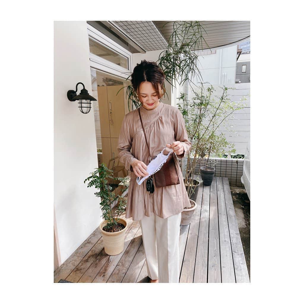 のインスタグラム：「﻿ ﻿ ﻿ ﻿ ﻿ ﻿ ﻿ 今日はMII©のお食い初めで﻿ @sleo.co  の 『 フレアチュニック 』を﻿ 初おろししたよ👗💞﻿ ﻿ 3色展開あって﻿ 私はベージュにしたよ！！﻿ ﻿ めちゃくちゃ可愛くて着やすい←ココ大事﻿ みんなに褒められるトップス𓂃 𓈒𓏸﻿ ﻿ ﻿ ﻿ #sleoco #フレアチュニック #トップス #秋コーデ #コーディネート #fashion #ファッション #高身長 #166cm #mamacode #ママコーデ #お宮参り #お食い初め #select #selectshop #セレクトショップ #インフルエンサー #インスタグラマー #pr #e_n_a_p_i」