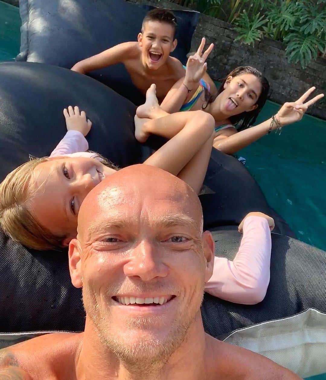 のインスタグラム：「Missing these little rascals!!! 🐒 #klimkids #bali #fridayfunday @roccoklim @stellaklim」