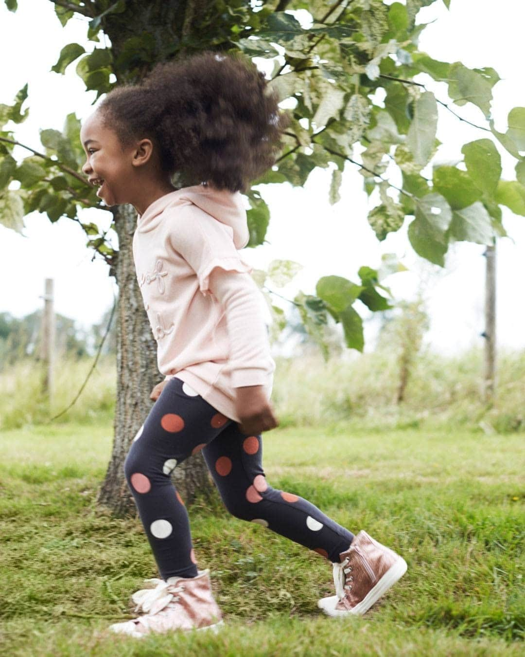 プリマークさんのインスタグラム写真 - (プリマークInstagram)「We'd be smiling too if our outfit looked this cute! Pssst... this @primark.kids sweater dress is made from recycled materials, making it kinder to the planet. You can read more about our commitments to sustainability by heading to the link in our bio 💚 #PrimarkCares #RecycledMaterials #kidswear」9月11日 16時00分 - primark