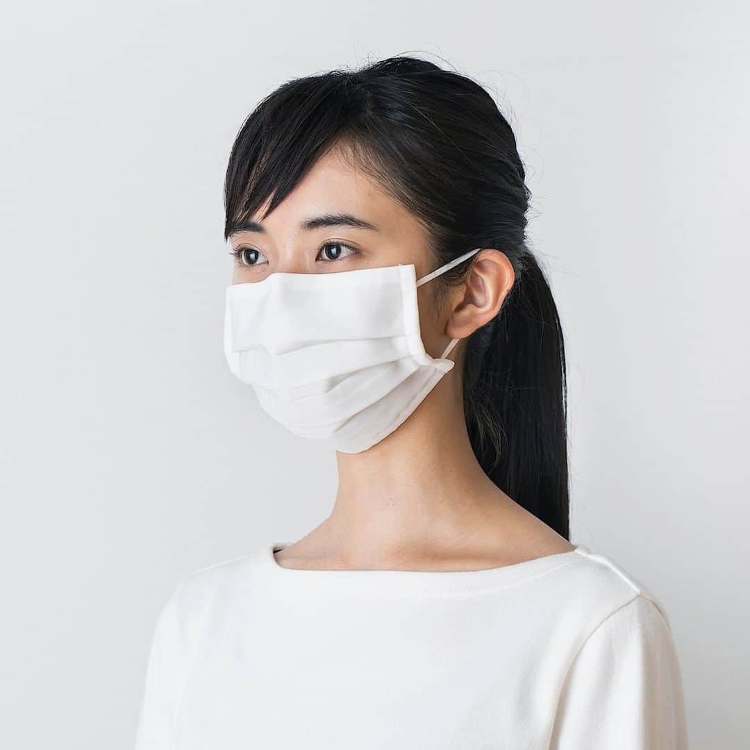 無印良品さんのインスタグラム写真 - (無印良品Instagram)「【商品紹介】毎日使うから、綿のマスク - 無印良品の『繰り返し 使える 2枚組 三層マスク』は、本体を綿100％で仕立てた、布製のマスクです。  肌に直接触れるマスクには、天然素材の綿を。 通気性と吸水性にすぐれた綿の特性を生かし、衛生的に使えるよう、抗菌防臭加工を施しました。 くり返し約30回、洗って使えます。使い終わるたびに、ゴミになることもなりません。  無印良品 ネットストアでは、綿のマスクを清潔に保ち、ながく使うために、洗い方の手順を紹介しています。 詳しくは『繰り返し 使える 2枚組 三層マスク』で、検索を。 - #無印良品 #MUJI #マスク」9月11日 16時01分 - muji_global