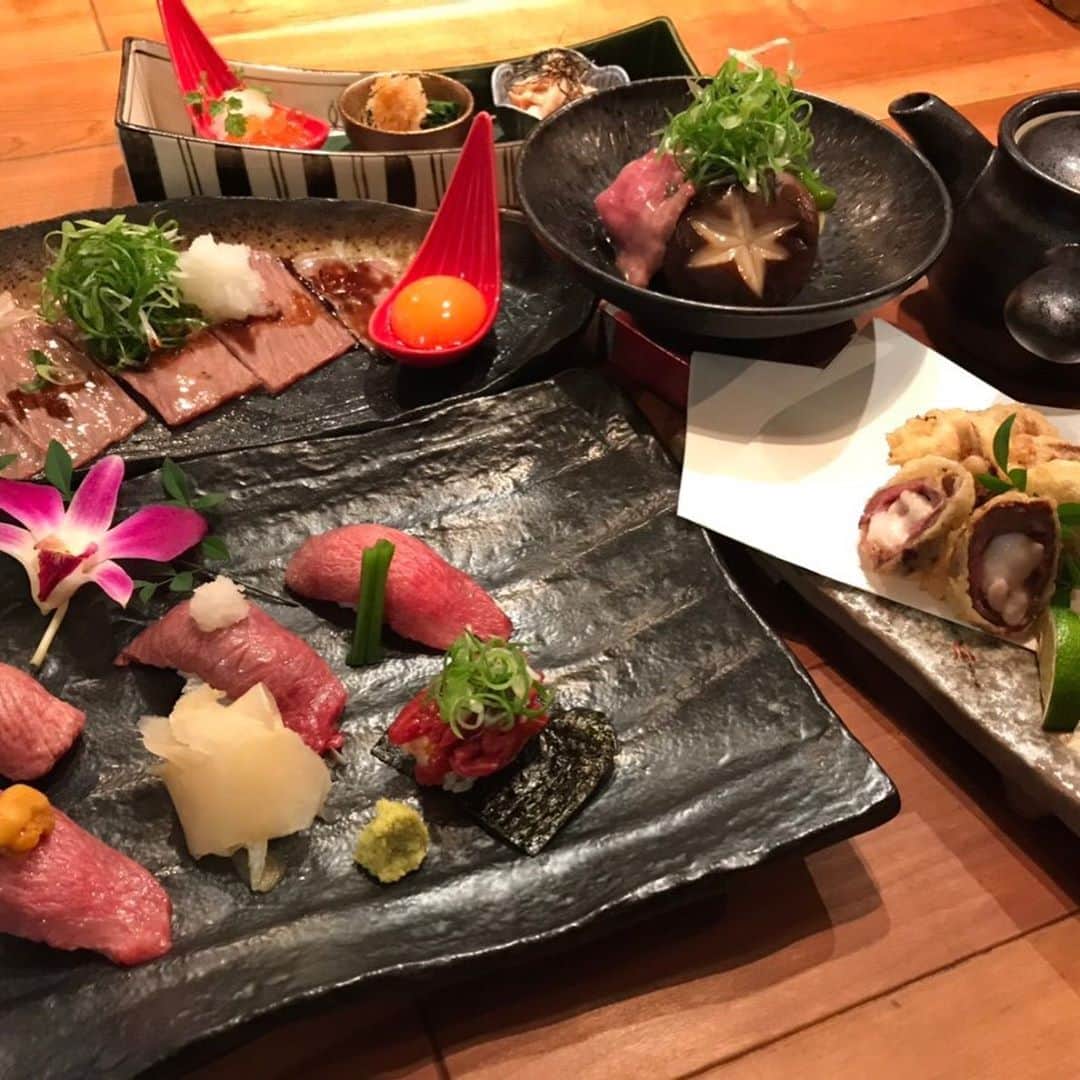 BECOさんのインスタグラム写真 - (BECOInstagram)「. 諸事情により肉炉端beco心斎橋店が9月21日に閉店することが決定致しました😭 . 井出店長の洗練された料理が食べれるのもあと10日です🤤 . ラストスパート走り切ります！！ . #ステーキ食堂beco #肉炉端beco#心斎橋#肉寿司#牛レバー #炉端焼き#肉好き#ればー #落ち着いた空間 #落ち着いた雰囲気 #最高の料理でおもてなし #コロナに負けるな #換気もバッチリ」9月11日 16時02分 - beco_kyobashi