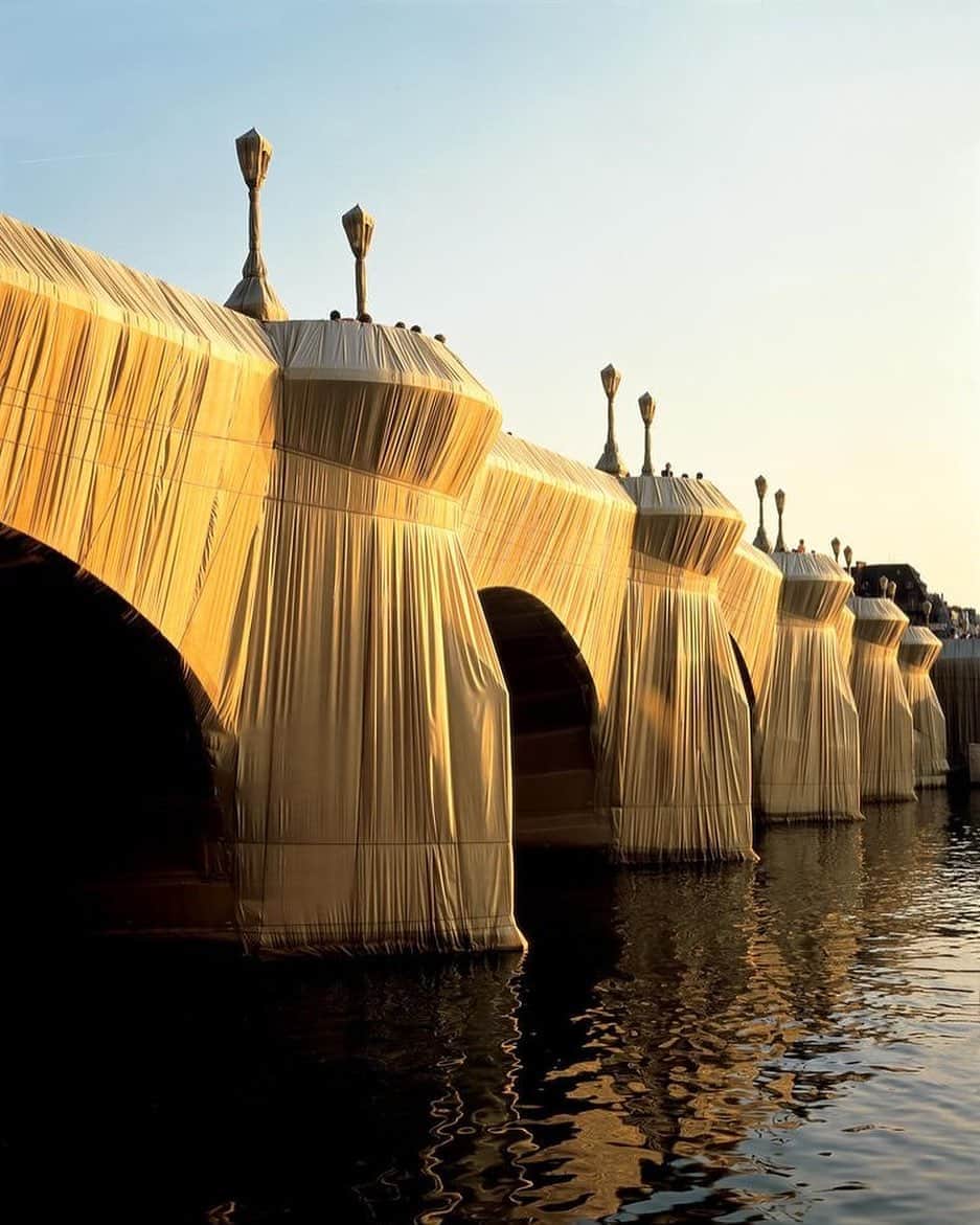 のインスタグラム：「Inspired by art and dressed to impress: Paris own Pont Neuf by Christo and Jeanne-Claude, 1985.   Inspiré par l'art: Le Pont Neuf par Christo et Jeanne-Claude, 1985. Est-ce que vous le voyez habillé ou emballé?  #PauleKa #ParisianChic #PontNeuf #Christo #inspiration #ChristoetJeanneClaude #Paris」
