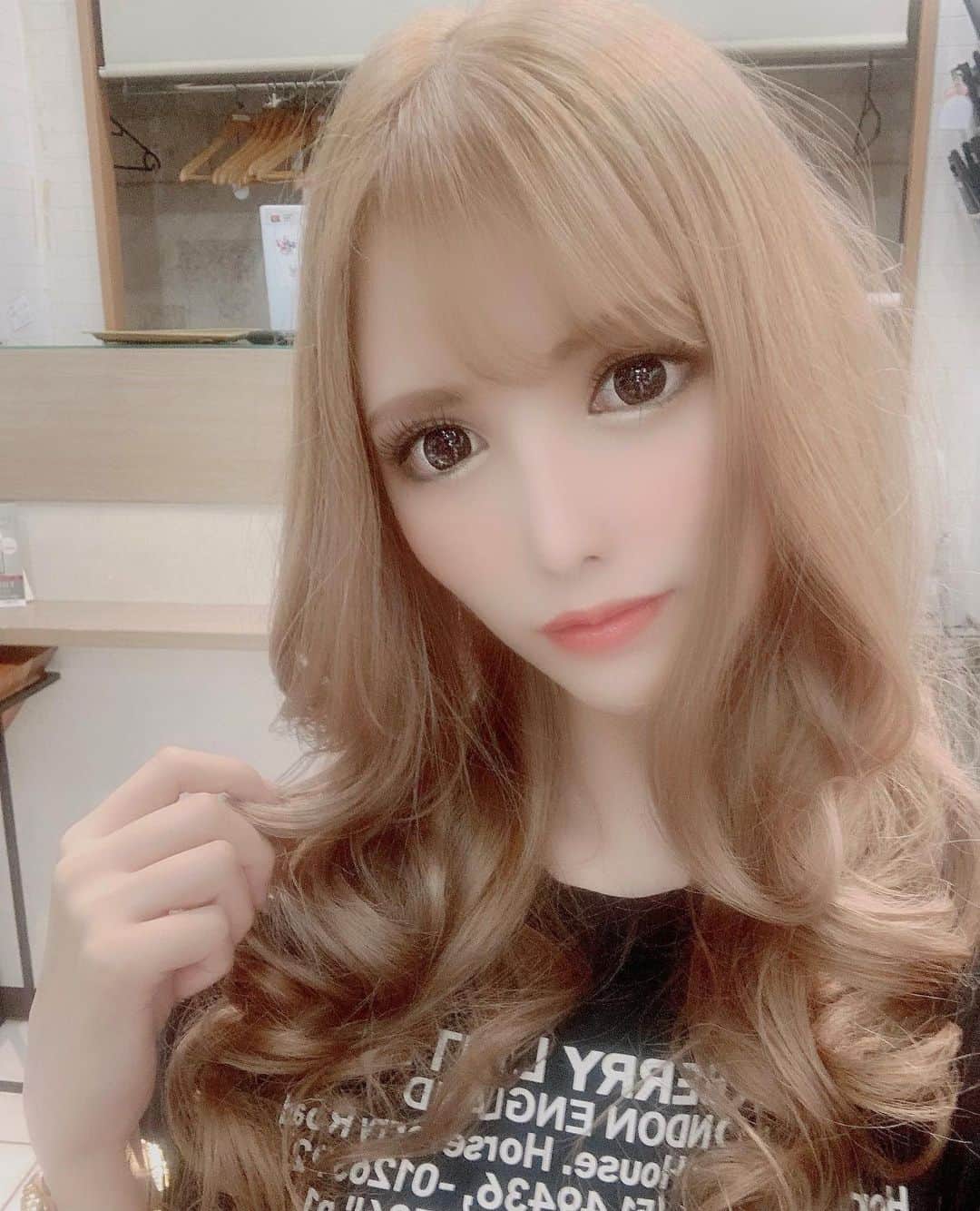 夏目こころのインスタグラム：「キャバクラのお仕事を引退したので なんとなくイメチェンしたくて6年ぶりに前髪作りました🤔 自分でも違和感の塊です😱💓」