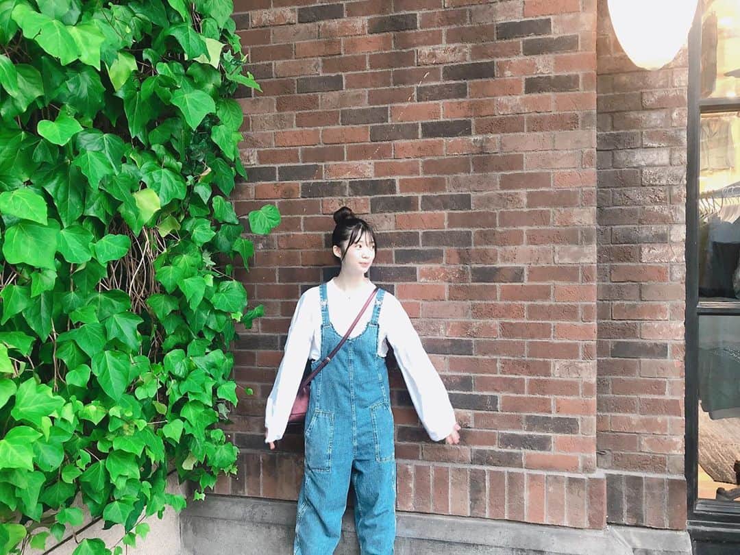 山岸理子のインスタグラム：「* こんにちは☺︎ この日は カジュアルめ。 ZARAの白ブラウス×サロペット🤍  ・ ・ ・ ・ #tsubaki_factory #山岸理子 #zaraコーデ #サロペット #カジュアル #お団子ヘア #ファッション #私服」