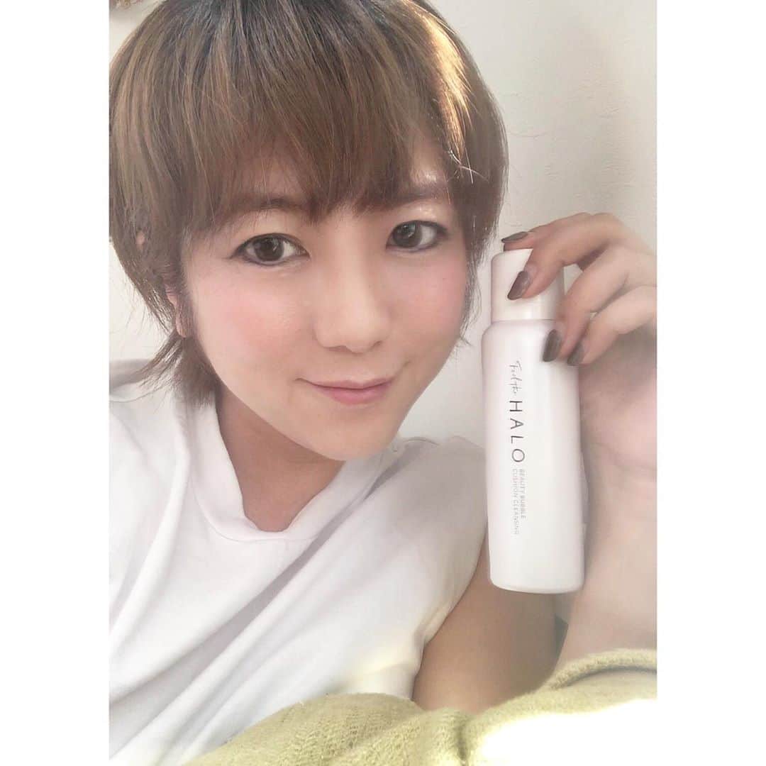 のインスタグラム：「☆☆☆ ・ ・ マスクのせいかな？ 紫外線のせいかな？ 肌がなんだかゴワゴワ😖毛穴トラブル ・ そんな時にいい！と聞いて使ってみた Feel the HALO 炭酸クレンジング @feel_the_halo  ・ マスクで開いた毛穴、黒ずみ、つまり、酸化した毛穴を 高濃度100%の炭酸の泡で優しくクレンジング マツエクをしてても使えるし 無添加で安心 ・ マスク生活は続きそうだし 気になる方は使ってみてね ・ ・ ・ ・ ・ ・ ・ #feelthehalo #halo_ph#炭酸クレンジング #フィールザハロ#炭酸洗顔#毛穴対策 #美容好きな人と繋がりたい」