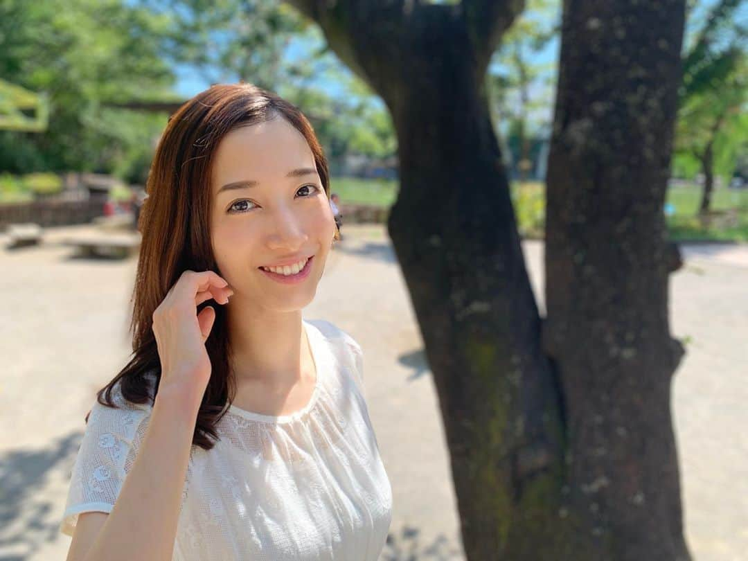 伶美うららさんのインスタグラム写真 - (伶美うららInstagram)「お知らせです♪ 9月29日(火)19:30〜配信 "沢口千恵の宵待詩(よいまちうた)"にゲストとして出演させて頂きます。 . 初めての生配信でドキドキですが、皆様と同じ時間を共有させて頂き、少しでもお楽しみ頂けます様に頑張りますので、是非ご覧頂けますと嬉しいです🥰 . 朗読と歌を少しさせて頂き、ライブなどでご一緒させて頂いた沢口千恵さんはじめ、ボーカルのYukoさん、ピアノの古垣未来さんと思い出のトークなども交えながら楽しく出来たらなと思います💕 . . . . 《沢口千恵より》  みなさまこんにちは。 沢口千恵です。  2019年8月・2020年２月の伶美うらら独り公演「万華鏡」では、伶美うららの魅力をお客様に存分にお伝えできますように、彼女とはたくさん話し合いながら、アイディアを出し合い、彼女の芝居やパフォーマンスを一緒に創作してまいりました。﻿ ﻿ そして彼女とは、この先を見据えながらできるだけコンスタントに公演ができるよう考えておりましたが、このコロナ渦にあり、表現者としてまた制作者として、正直なところどのようにこの先を選び、どのように芸を磨いていけばいいのか、とても悩ましく難しい問題に直面していました。﻿ ﻿ この度、中目黒「楽屋」様よりお気持ち制度（投げ銭制度）の公演のお話をいただき、伶美うららさんにご相談したところ「是非、演じてみたい」との返事があり、急なご案内となりましたが、今回の公演を開催することとなりました。時間もないこともあり、今までの公演から一部は「太宰治・葉桜と魔笛」を伶美うららの朗読でしっかりゆったりと。二部は伶美うららを中心に、お気持ち制の公演だからできる、ゆるやかでありながらも飾らない言葉で語るお話と、詩の朗読、歌をお届けできたらと思っております。﻿ ﻿ 主演の伶美うらら、ピアノの古垣未来、ヴォーカルのYukoとともに、秋の一夜でお待ちしております。﻿ ﻿ 配信は無料でご覧頂けますが、心を込めて公演いたしますので、これからも私たちが、芸を磨き、この世界で生きていけますよう、どうぞ公演にご支援をお願いいたします。﻿ ﻿ お気持ちはこちらから、どうぞお願いいたします。﻿ https://yoimachiuta.peatix.com/﻿ ﻿ 配信はこちらでご覧いただけます。﻿ http://bit.ly/rakuya_live﻿ ﻿ 当日の御視聴を、出演者・スタッフ一同心よりお待ちしております。 . . お楽しみにっ☺️🌱 #生配信 #初の試み ‼︎ #沢口千恵 #Yuko #古垣未来」9月11日 16時15分 - urara_reimi