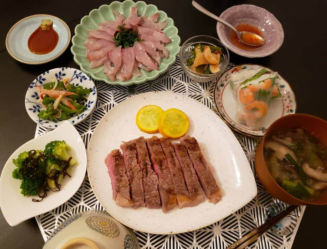 田辺岬のインスタグラム：「おうちごはん🍽️ . ステーキ 鯵のお刺身 ブロッコリーナムル ピーマンカニかま和え おくらエリンギ手作りキムチ 生春巻き お味噌汁 . 久しぶりに写真が撮れました😊 子供が生まれてから隙間時間で色々やらなきゃいけないから、おかず作るスピードが早くなった気がする😳✨ 火使っちゃうと目が離せなくなるから、電子レンジ使う機会も増えました💮 . 髪の毛がだんだん生えてきた👶👏 長く寝てくれるようになってきて、少しずつ余裕もでてきたかも🥺💕 . #おうちごはん#アスリート飯#アスリートフードマイスター#栄養士」